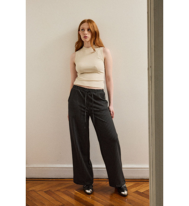 Pantalón negro con rayas blancas y tiro alto