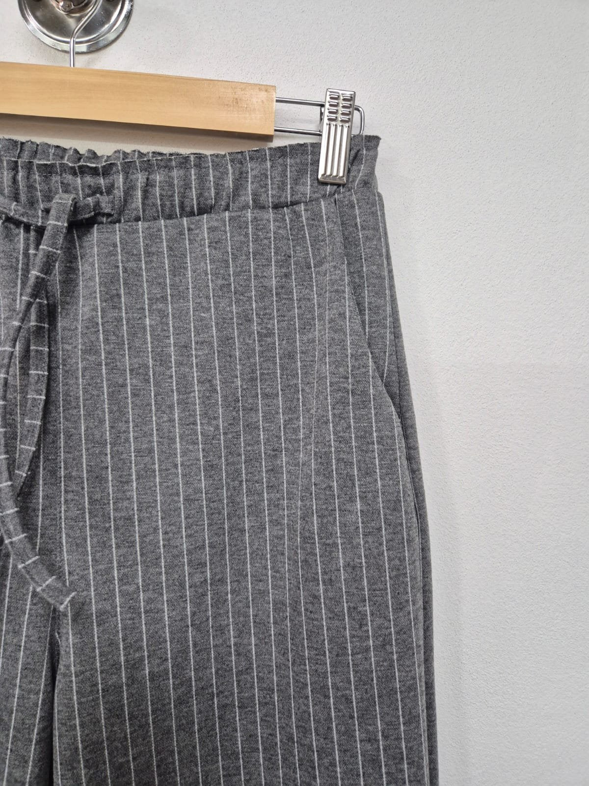 Pantalón gris pinstripe con cintura elástica y pliegues frontales