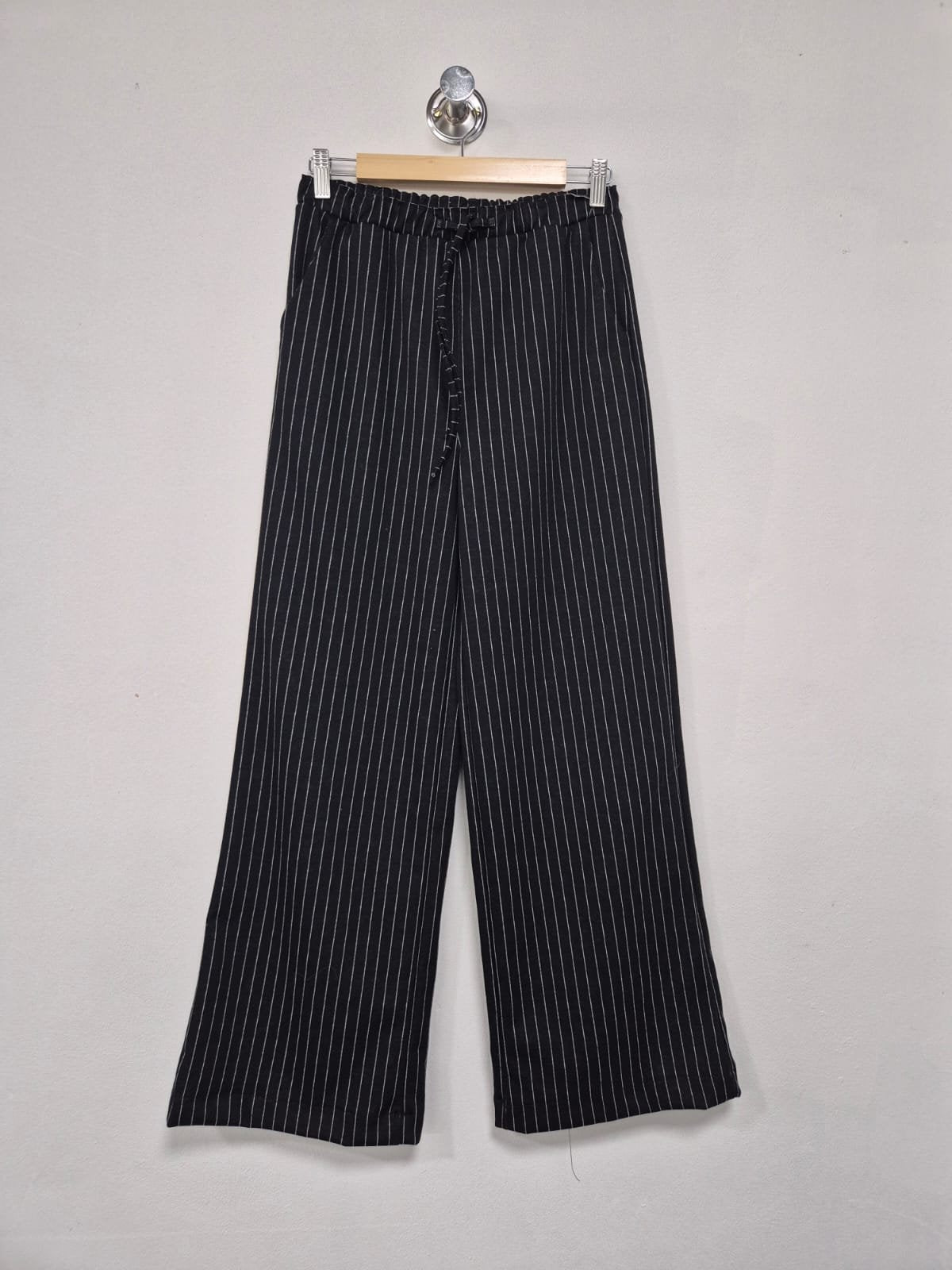 Pantalón negro a rayas blancas verticales de tiro alto