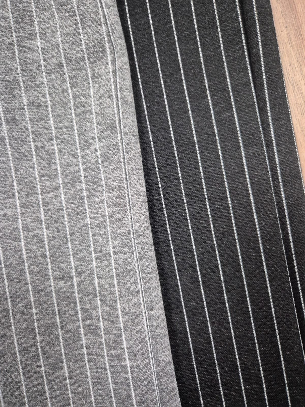 Pantalón de lana gris y negro con rayas blancas verticales