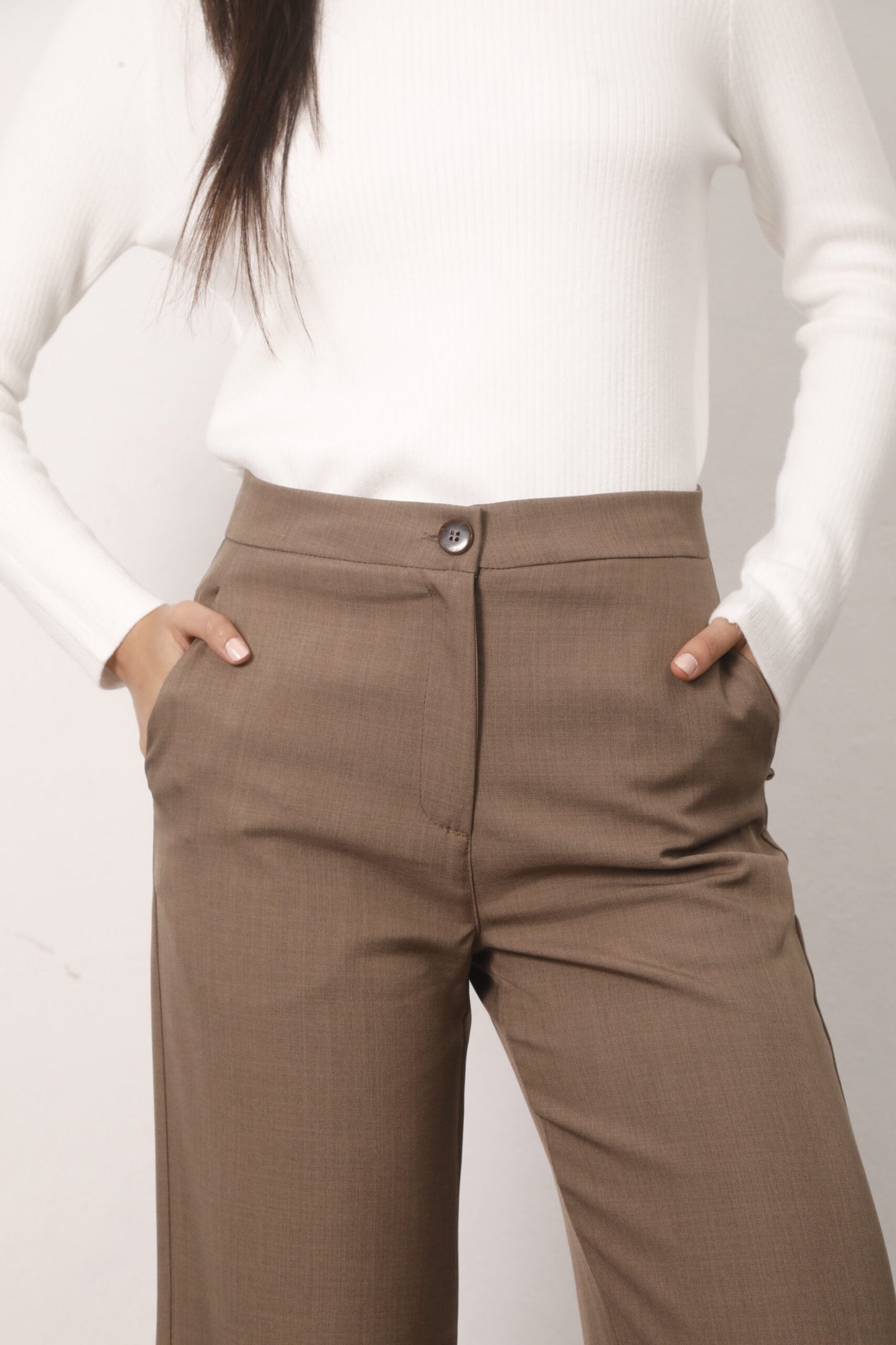 Pantalón talle alto beige con cierre frontal y bolsillos laterales