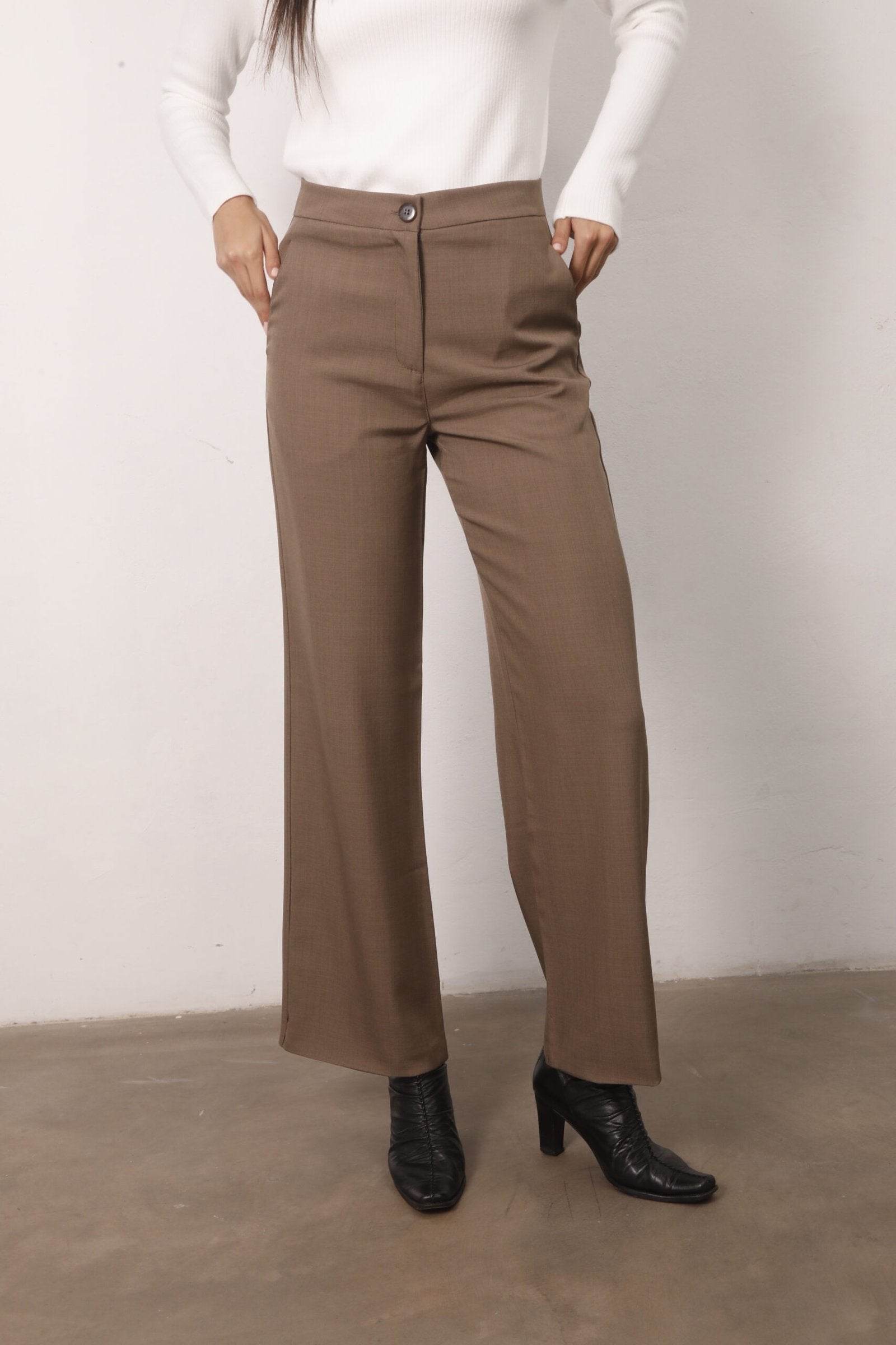 Pantalón marrón topo de tiro alto y pierna recta ancha