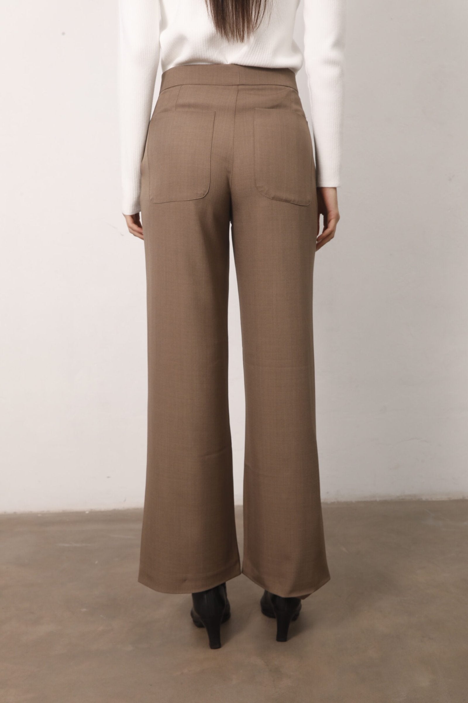 Pantalón beige de tiro alto con bolsillos traseros y pierna ancha