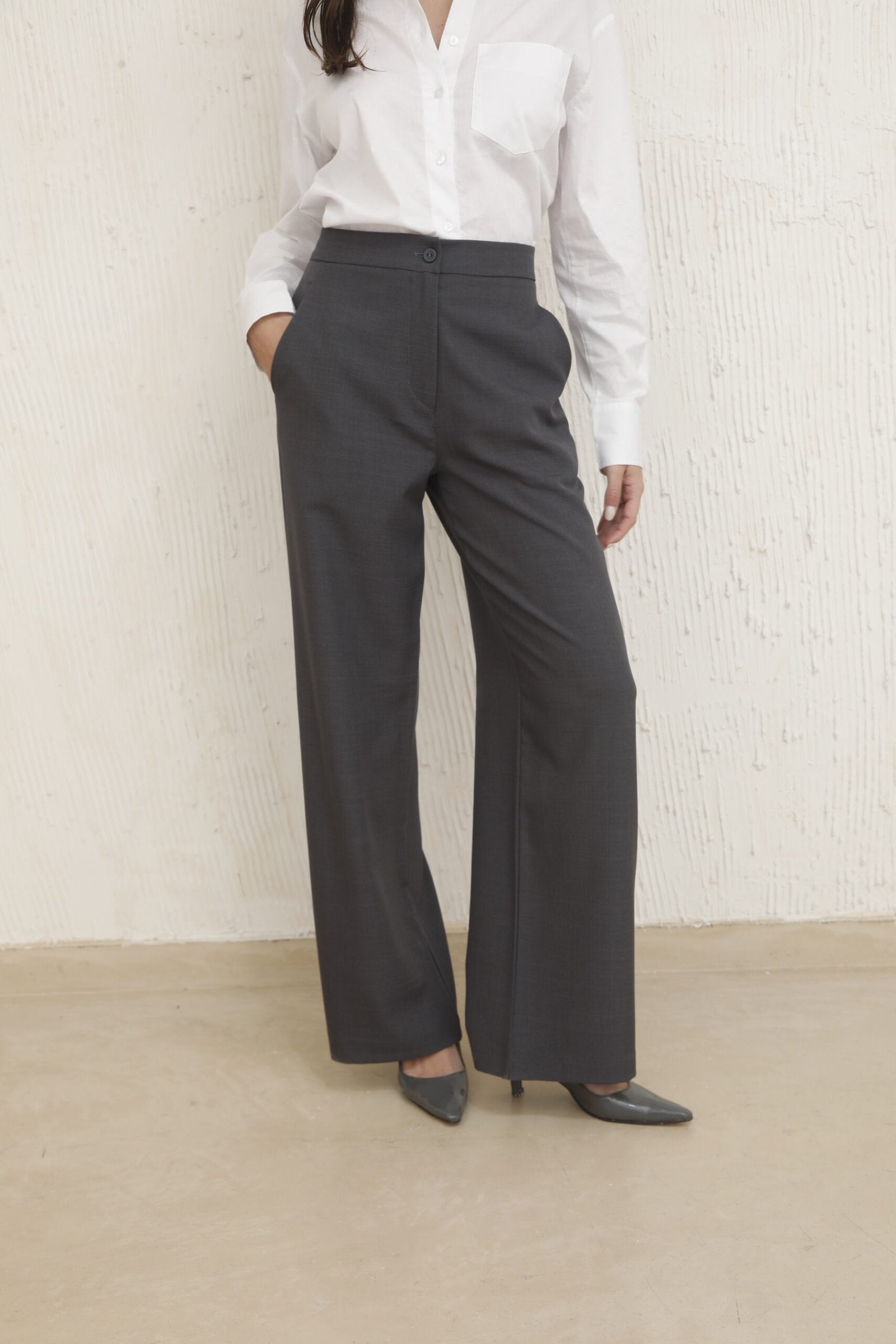 Pantalón sastrero gris oscuro de tiro alto y pierna ancha