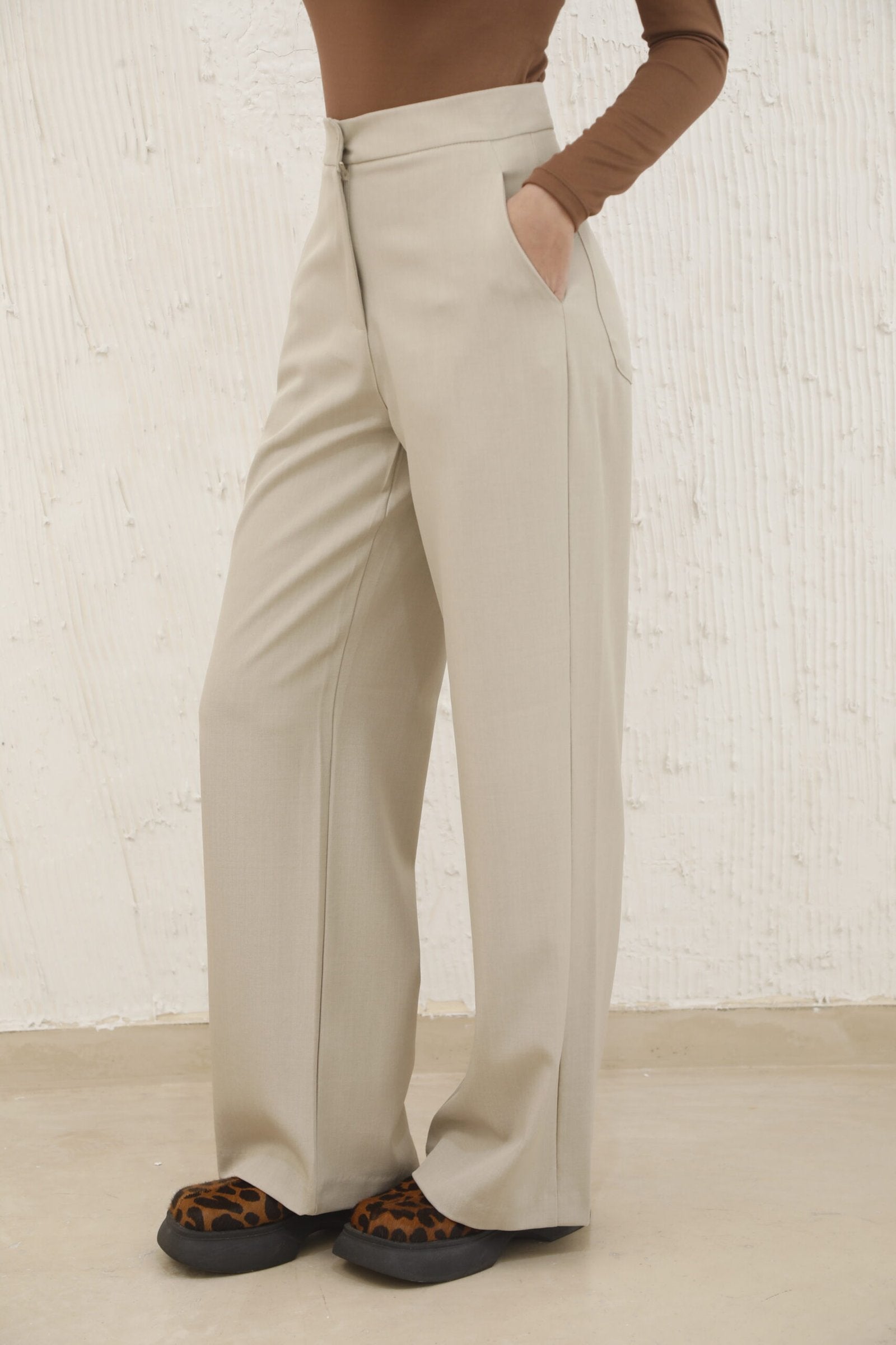 Pantalón beige de tiro alto con pierna recta y bolsillos