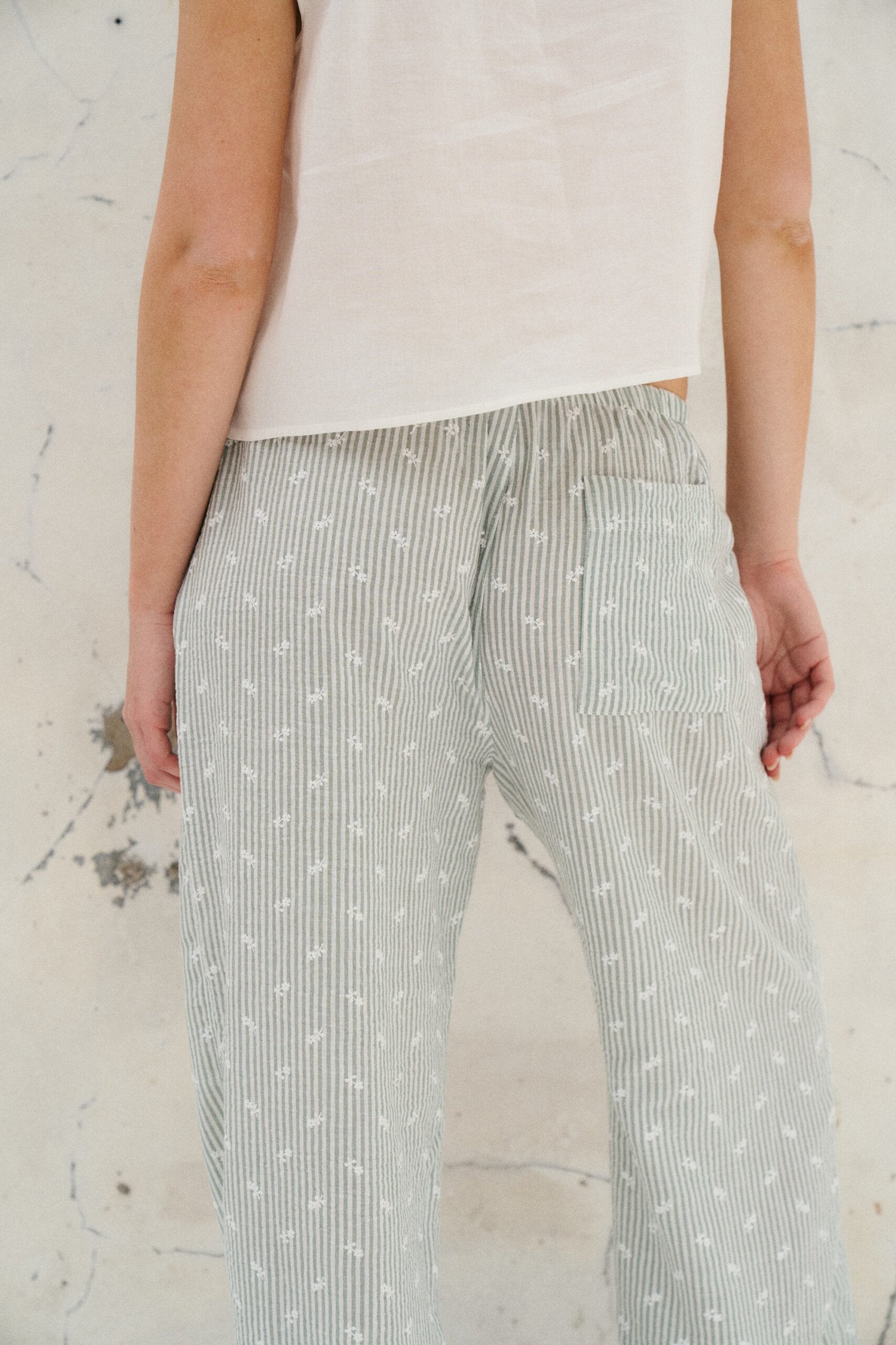 Pantalón acanalado gris claro con estampado floral blanco