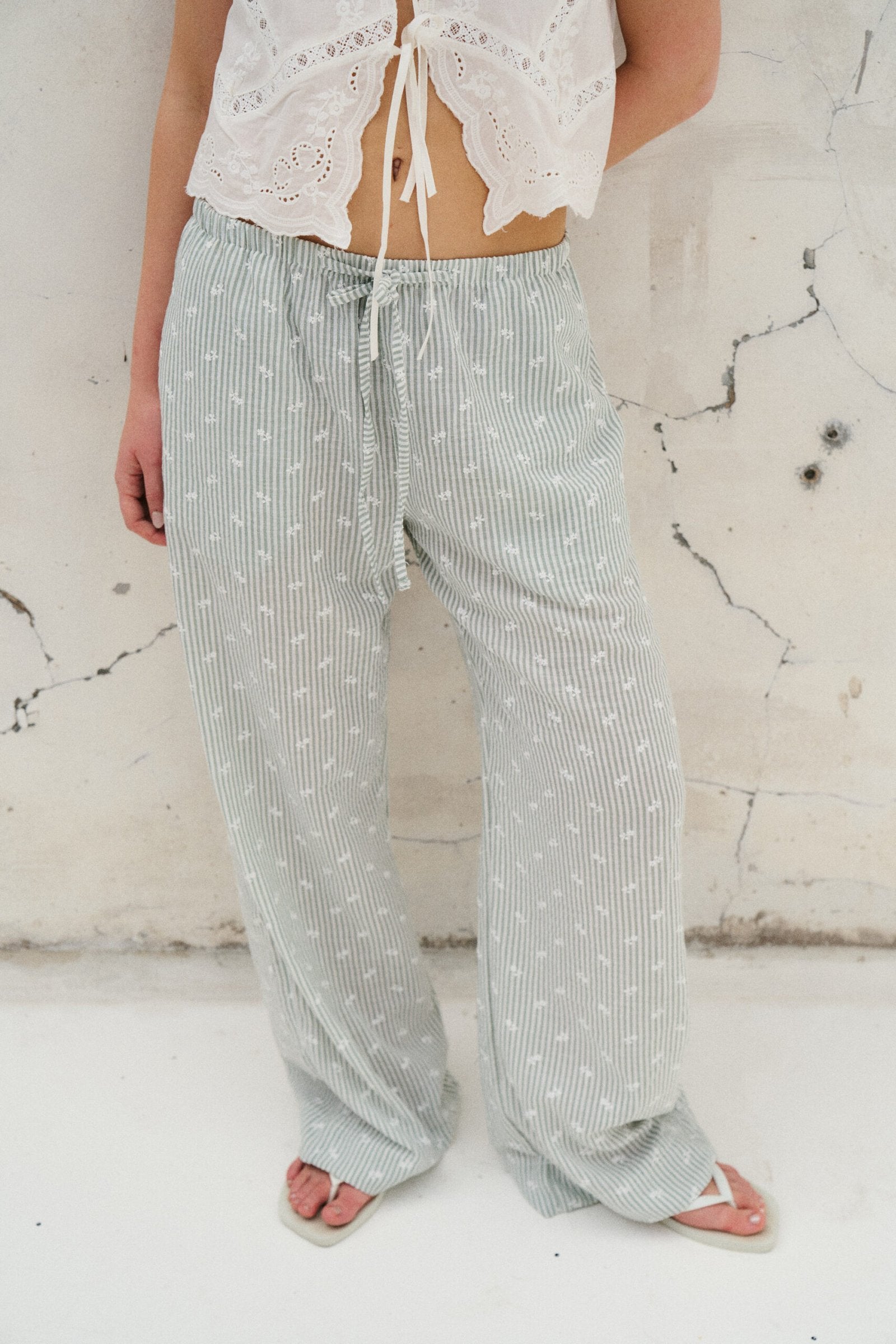 Pantalón de lino rayas verticales blancas con estampado floral