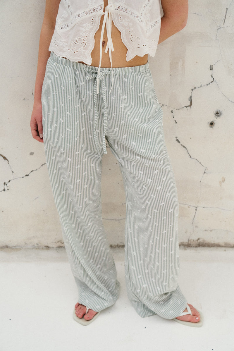 Pantalón de lino rayas verticales blancas con estampado floral