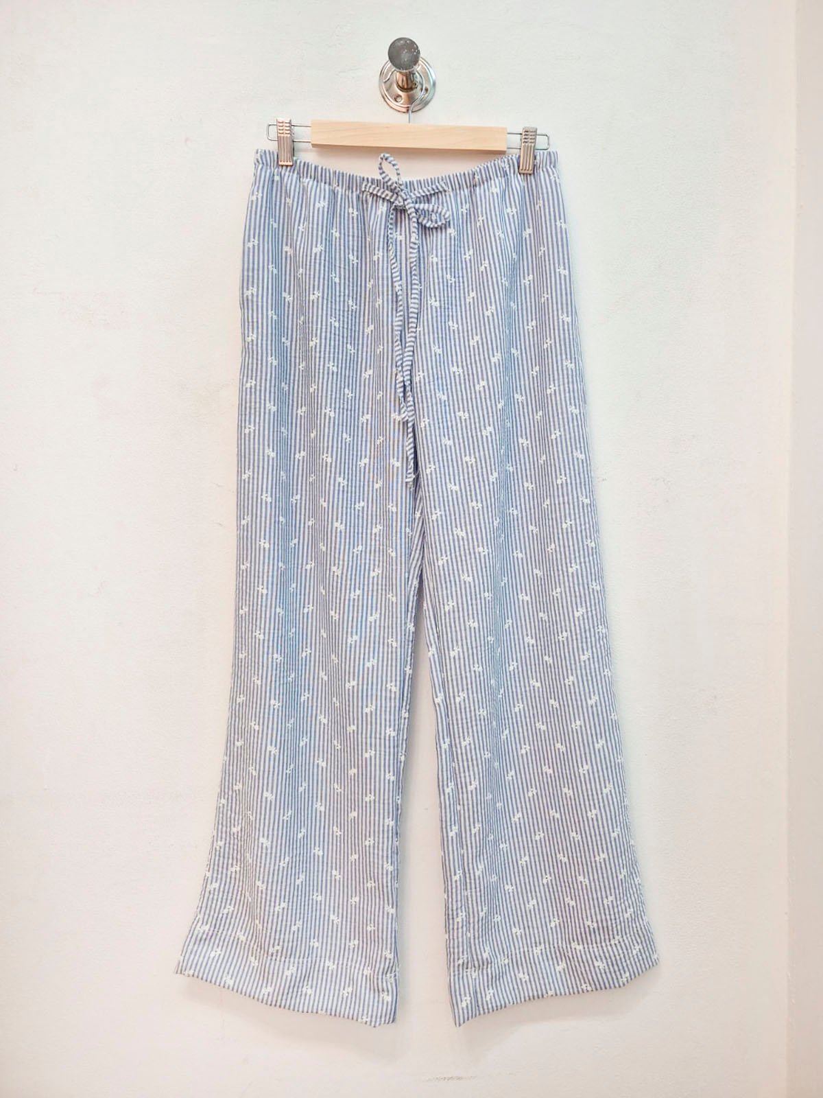 Pantalón de lino a rayas azules y blancas con cordón ajustable