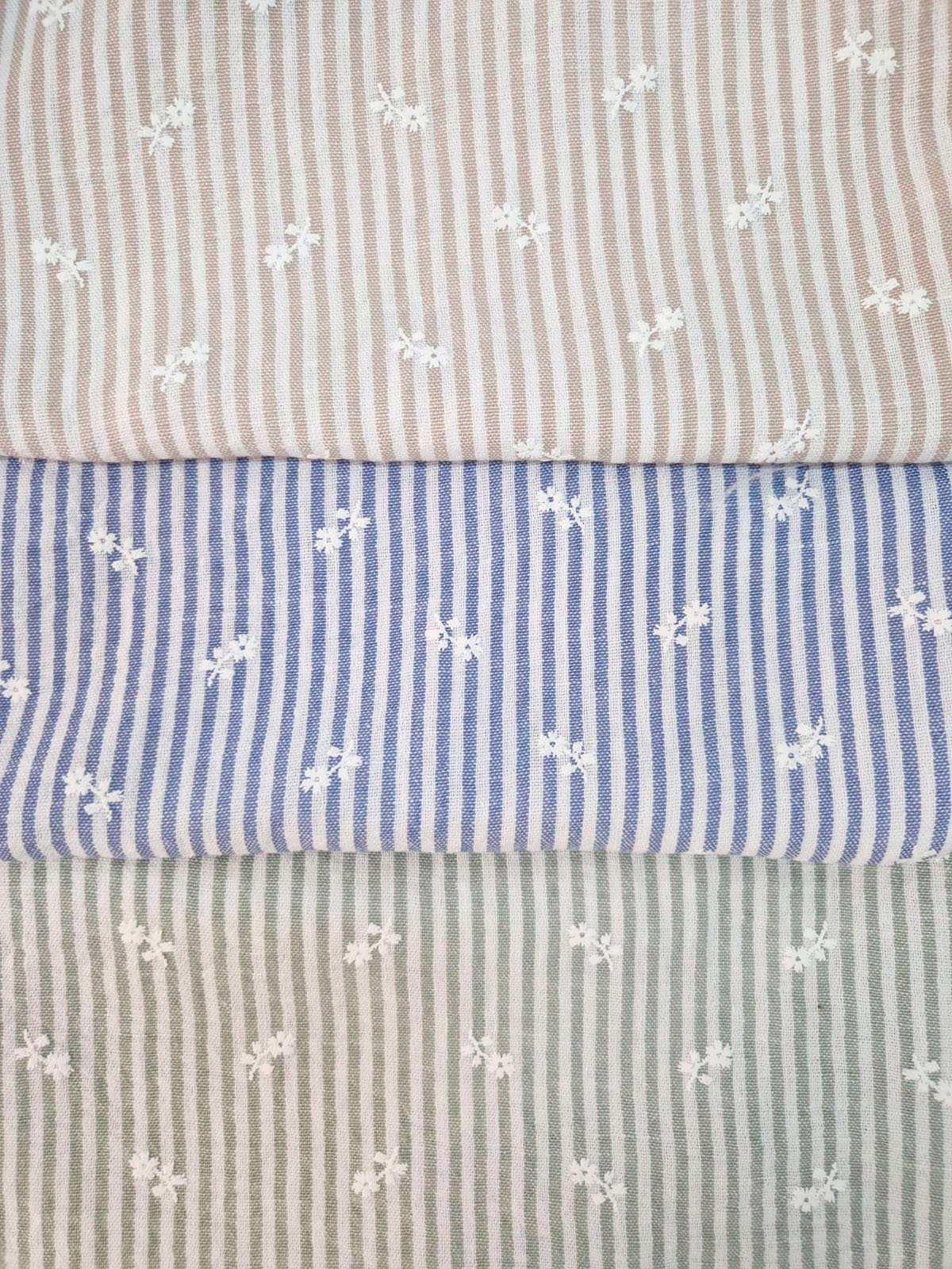 Remera rayada con estampado floral blanco en beige, azul y verde