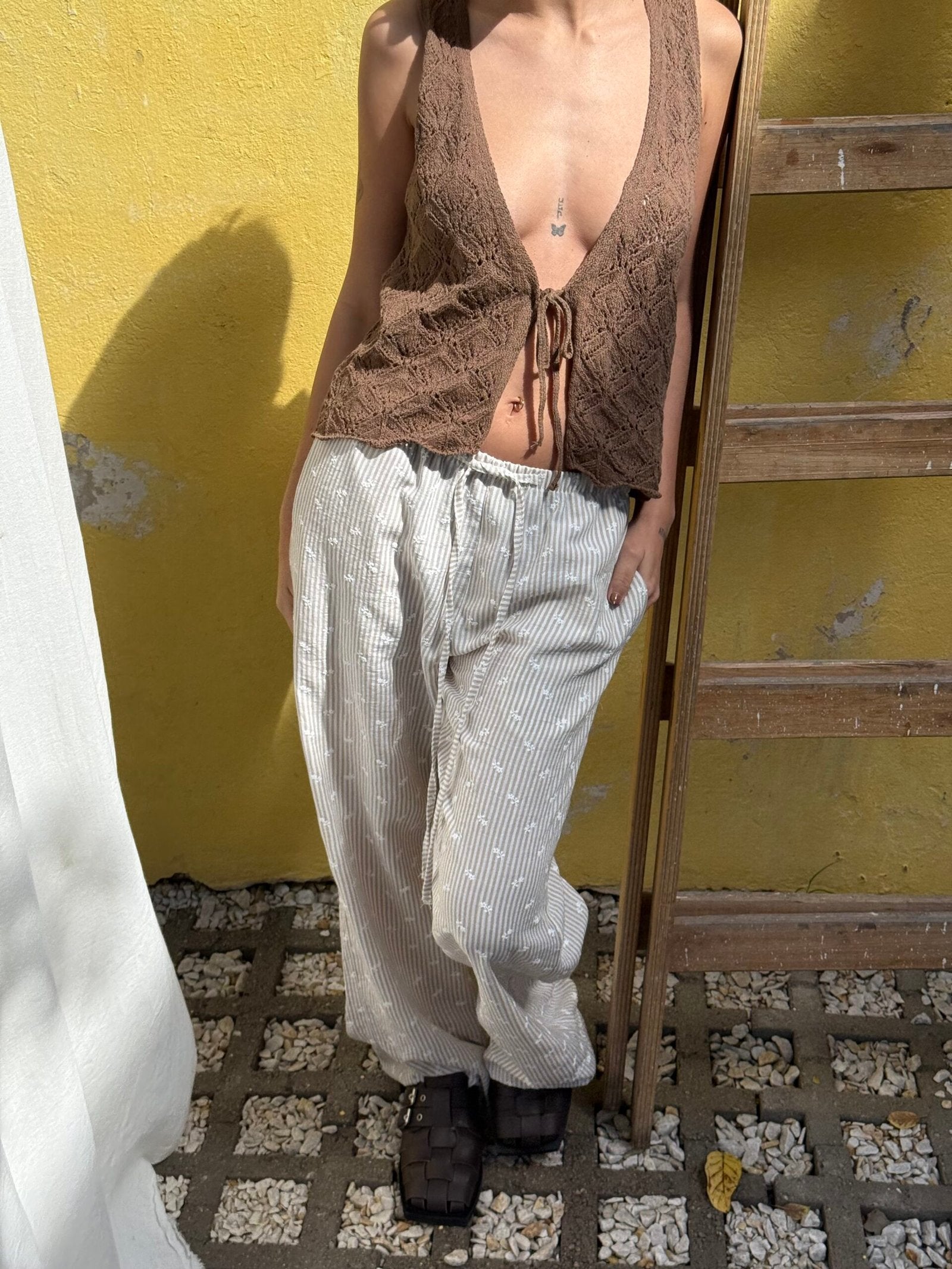 Pantalón de lino blanco con rayas verticales y cintura ajustable