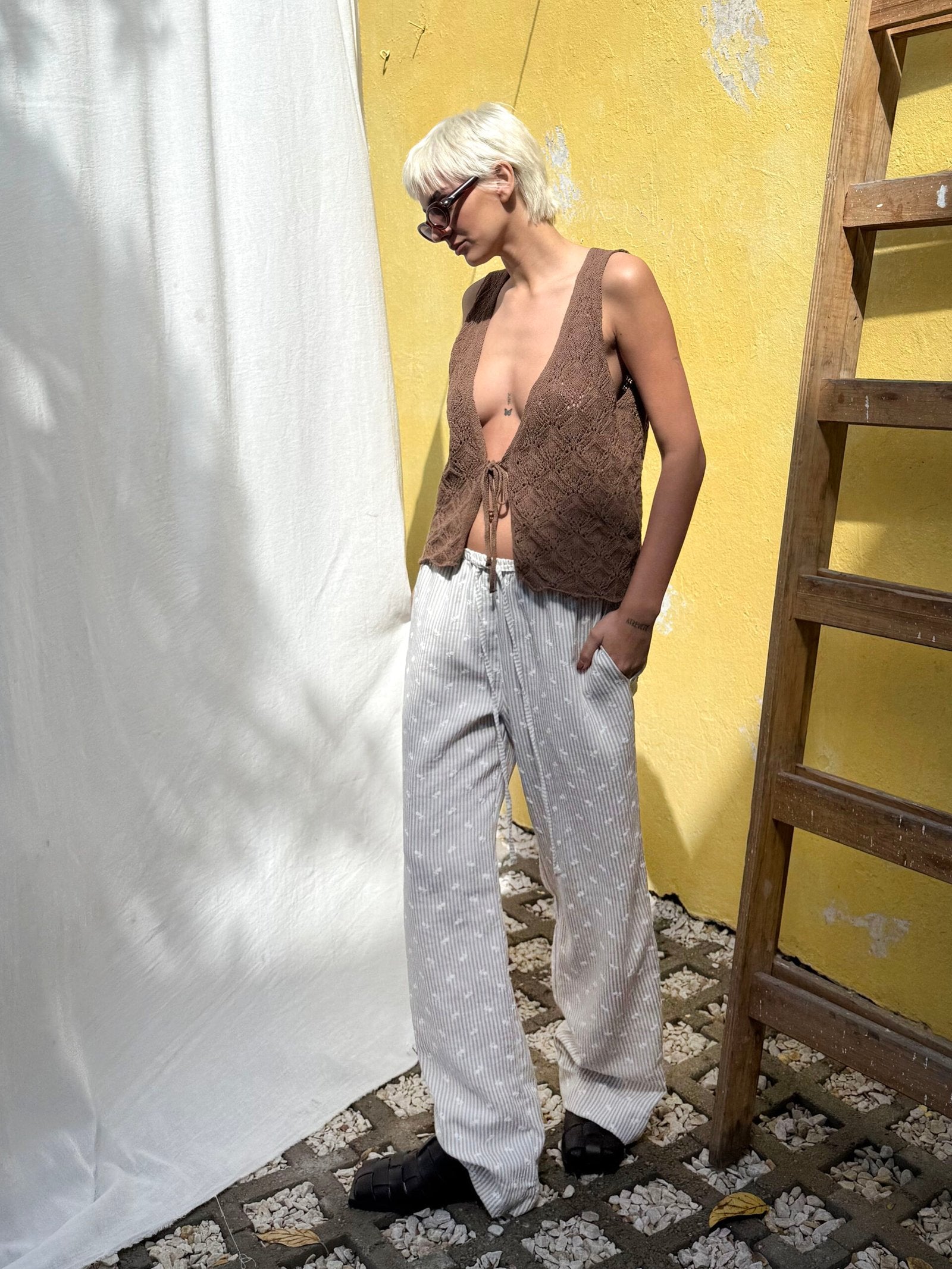 Pantalón de lino blanco con rayas verticales grises y tiro alto