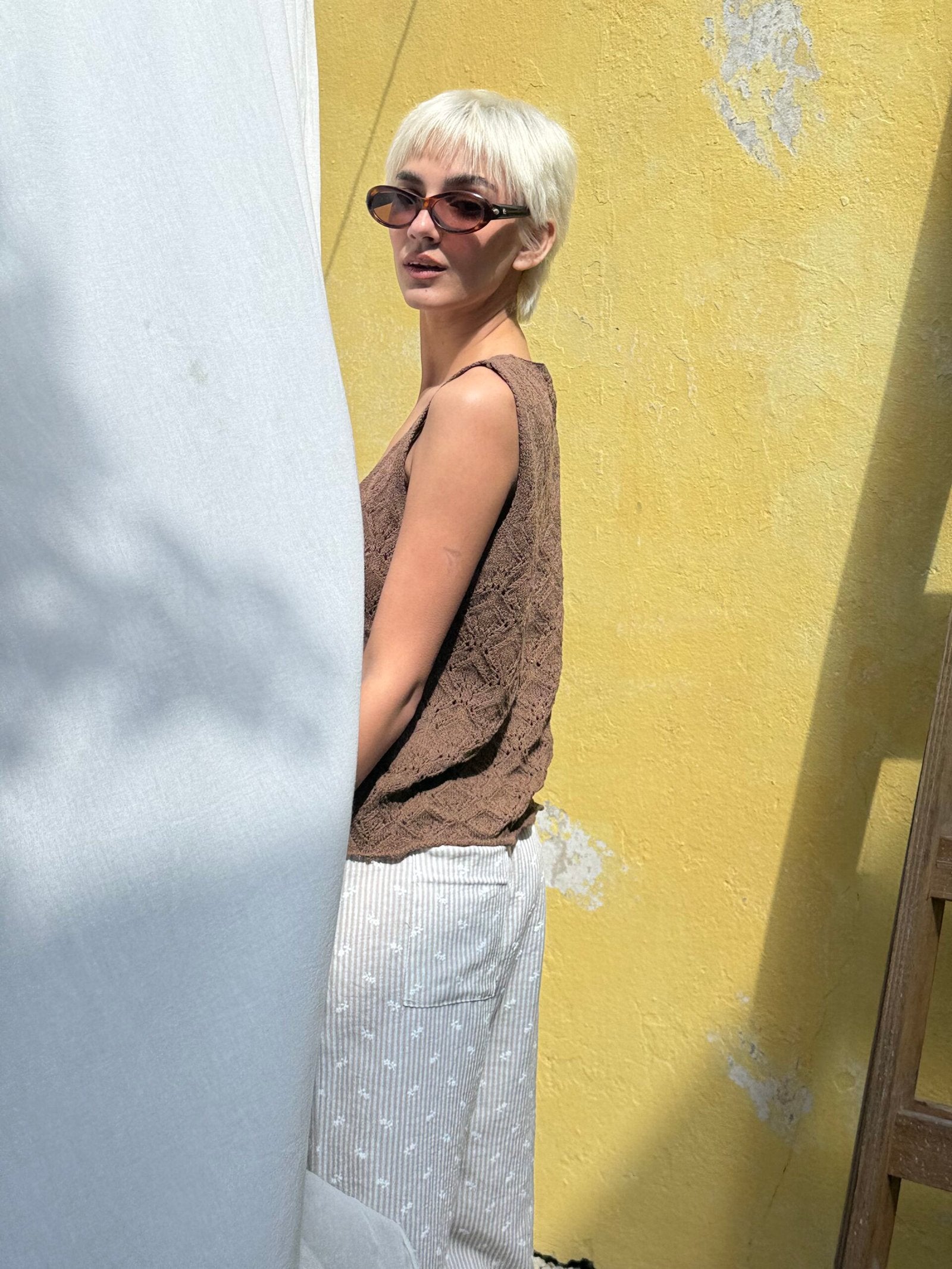 Pantalón blanco de tiro alto con textura acanalada y bolsillos