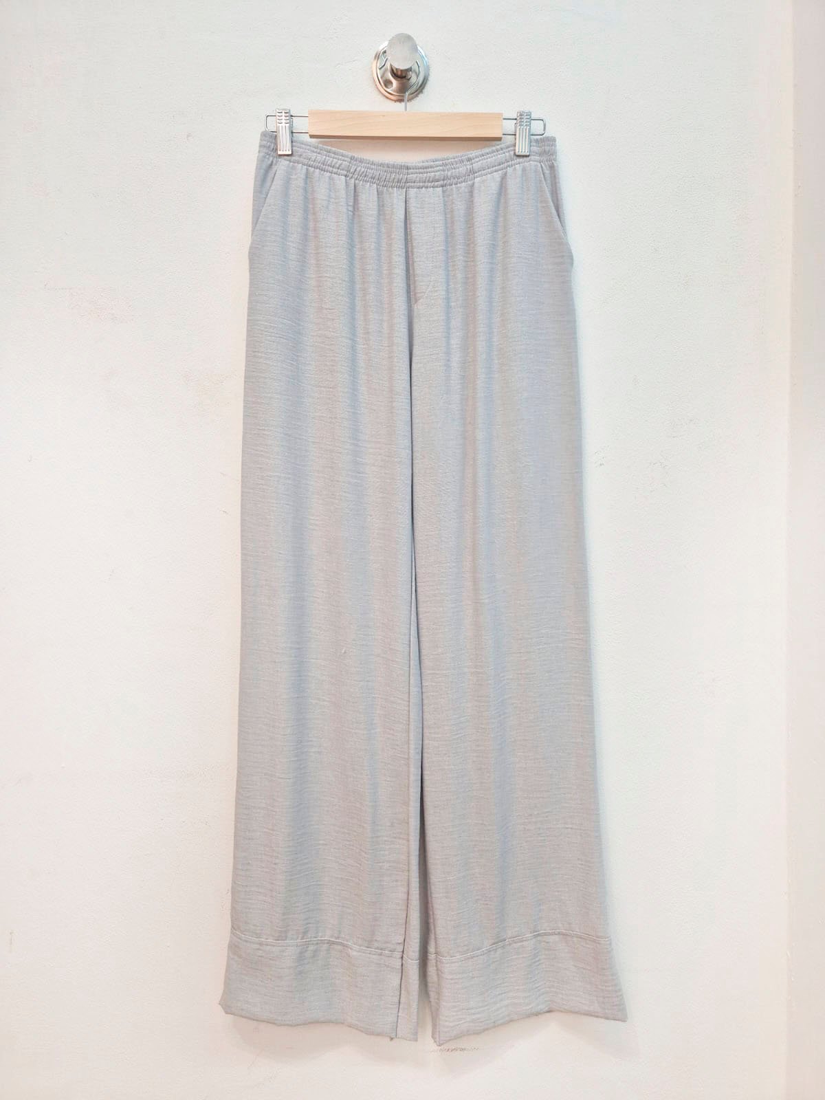 Pantalón gris claro de lino con cintura elástica y pierna ancha