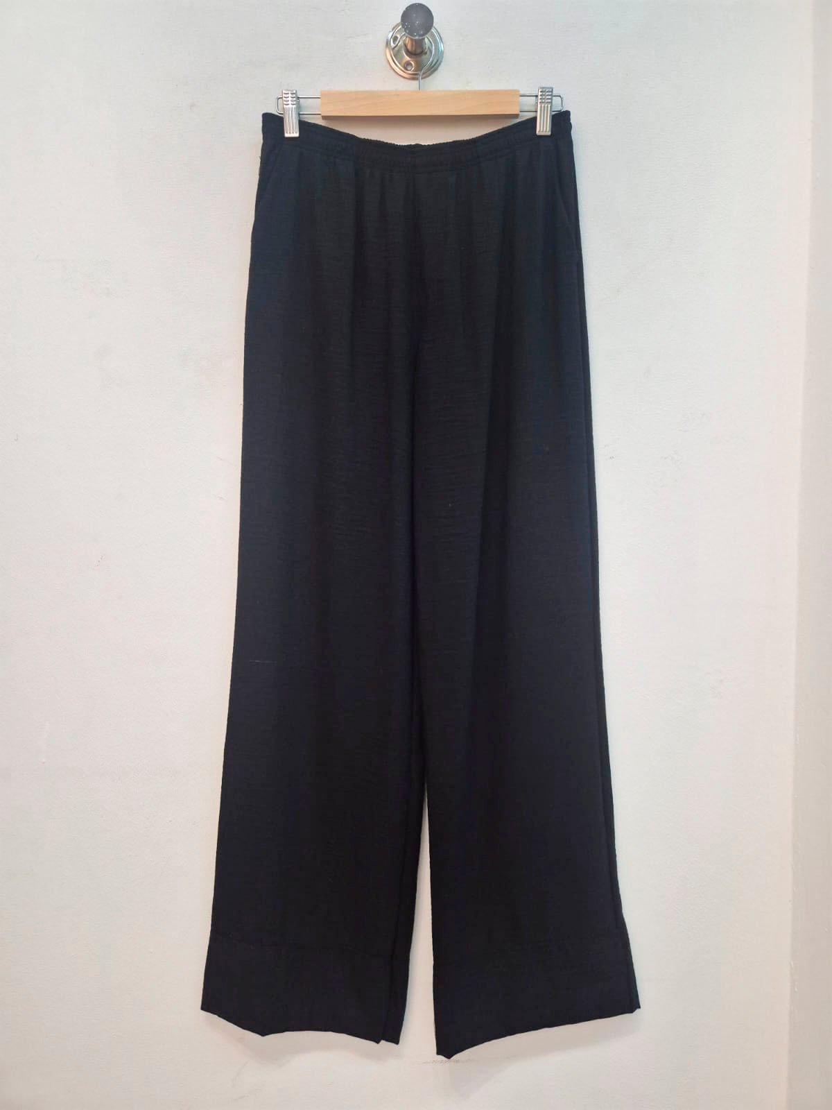 Pantalón negro de tiro alto y pierna ancha suelta