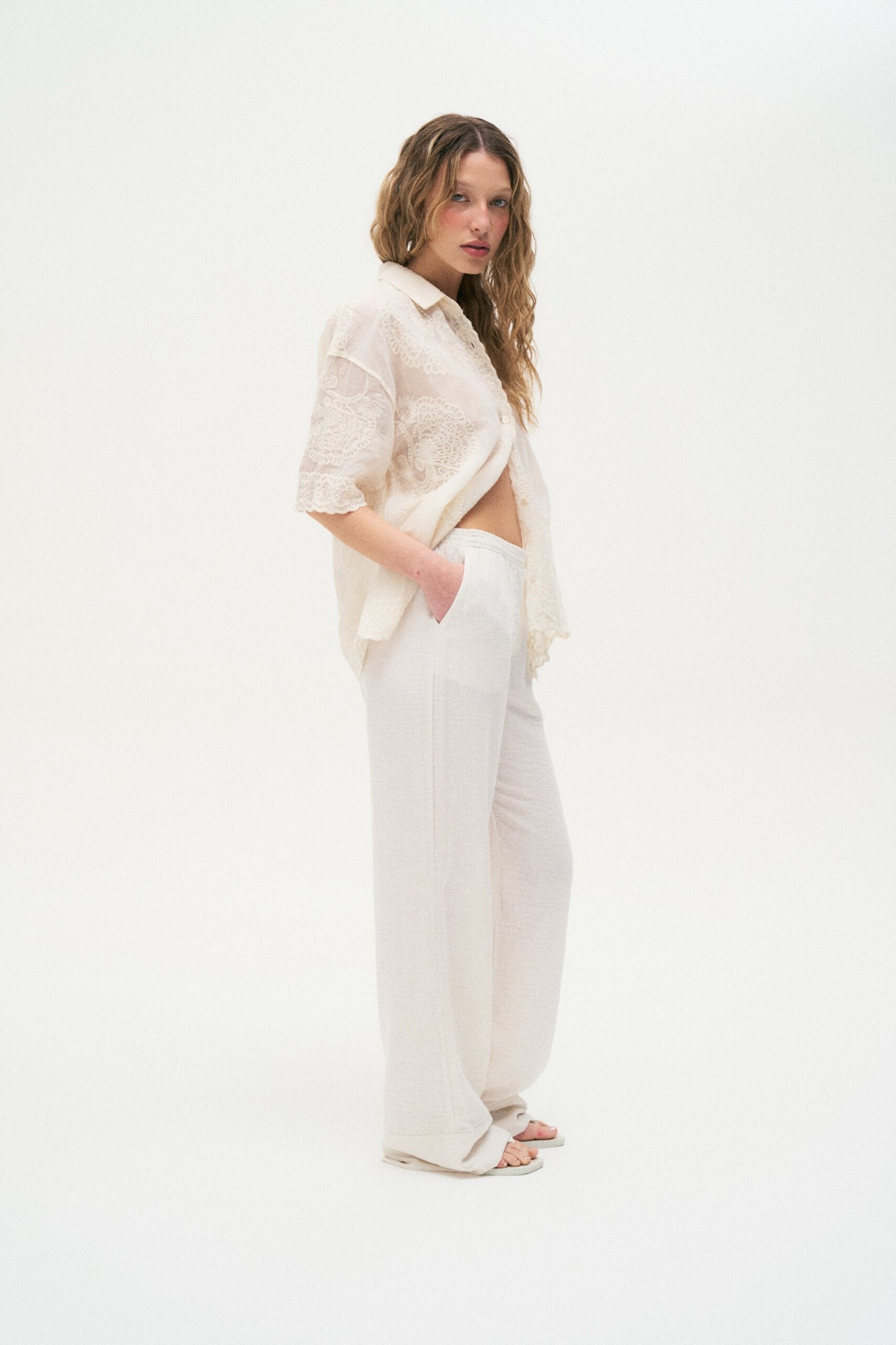 Pantalón blanco de tiro alto y pierna recta con bolsillos