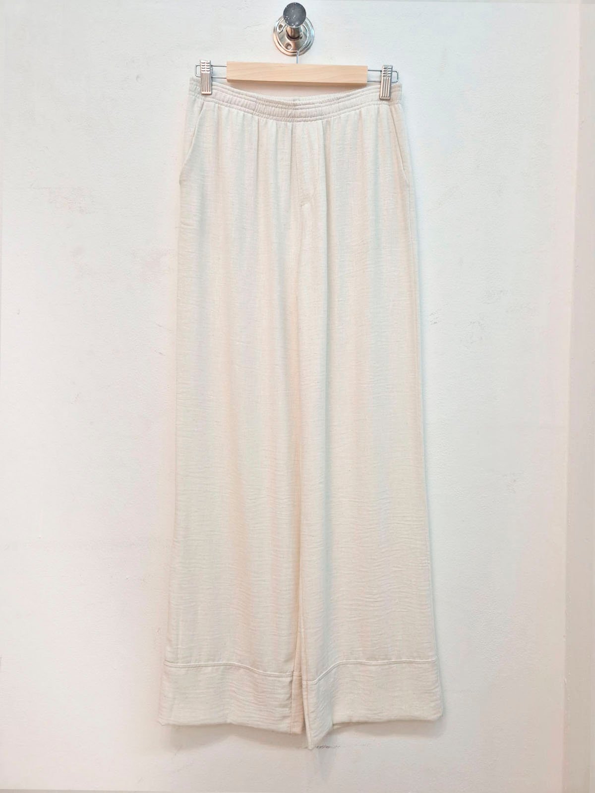 Pantalón crudo de tiro alto y pierna ancha con cintura elástica