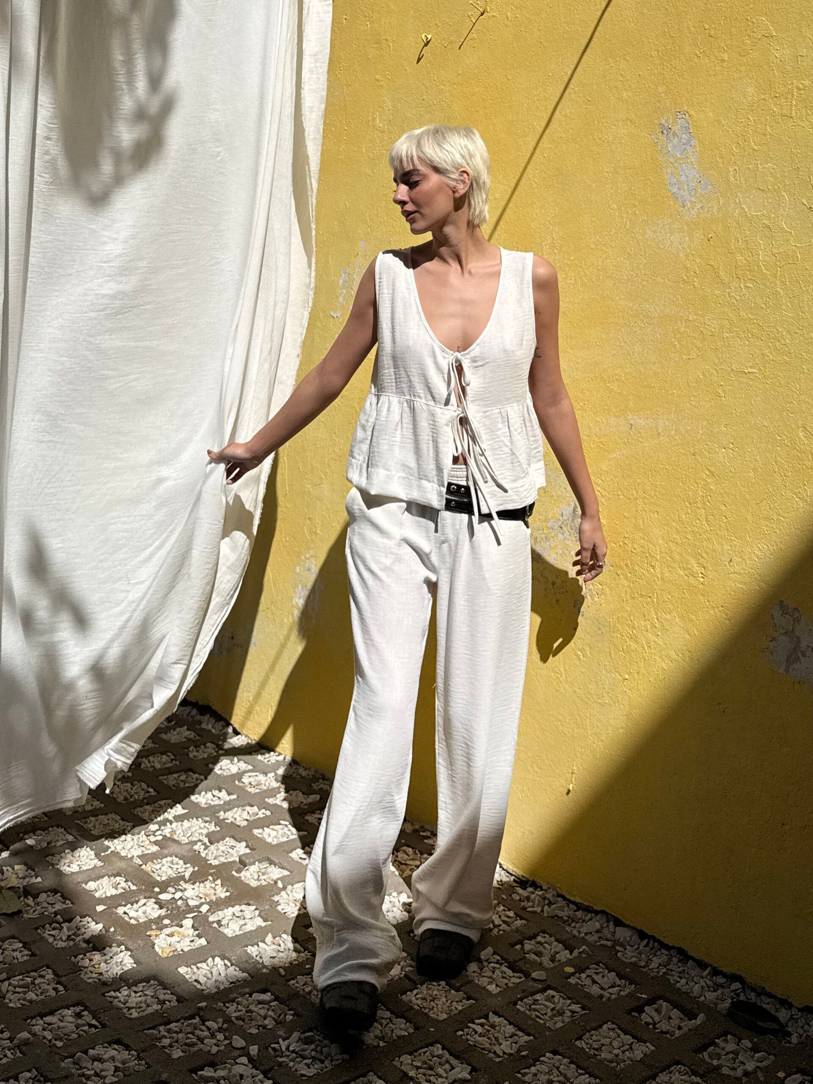 Pantalón blanco de tiro alto y pierna recta con cintura ajustable