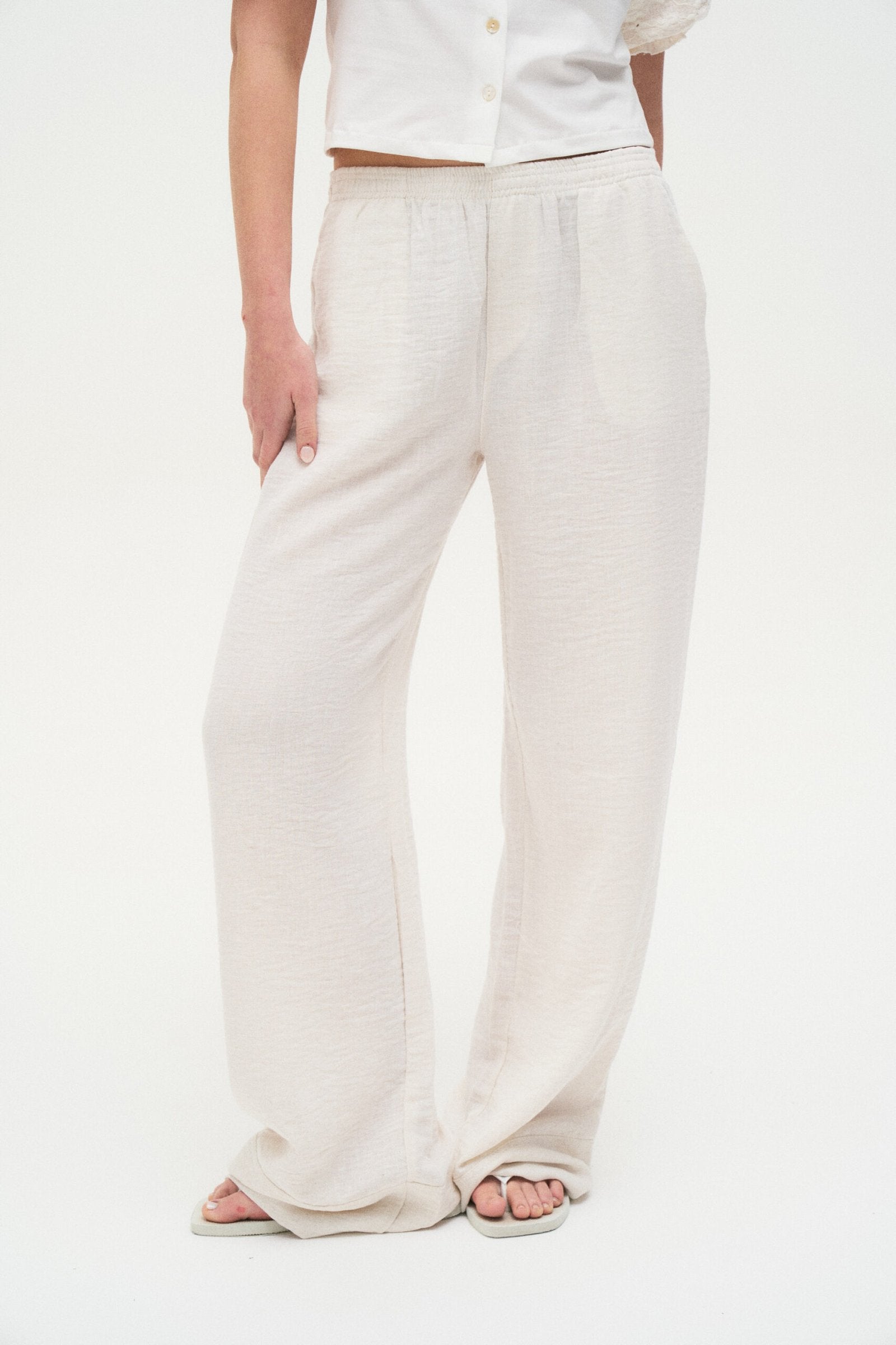 Pantalón beige de lino con cintura elástica y pierna recta