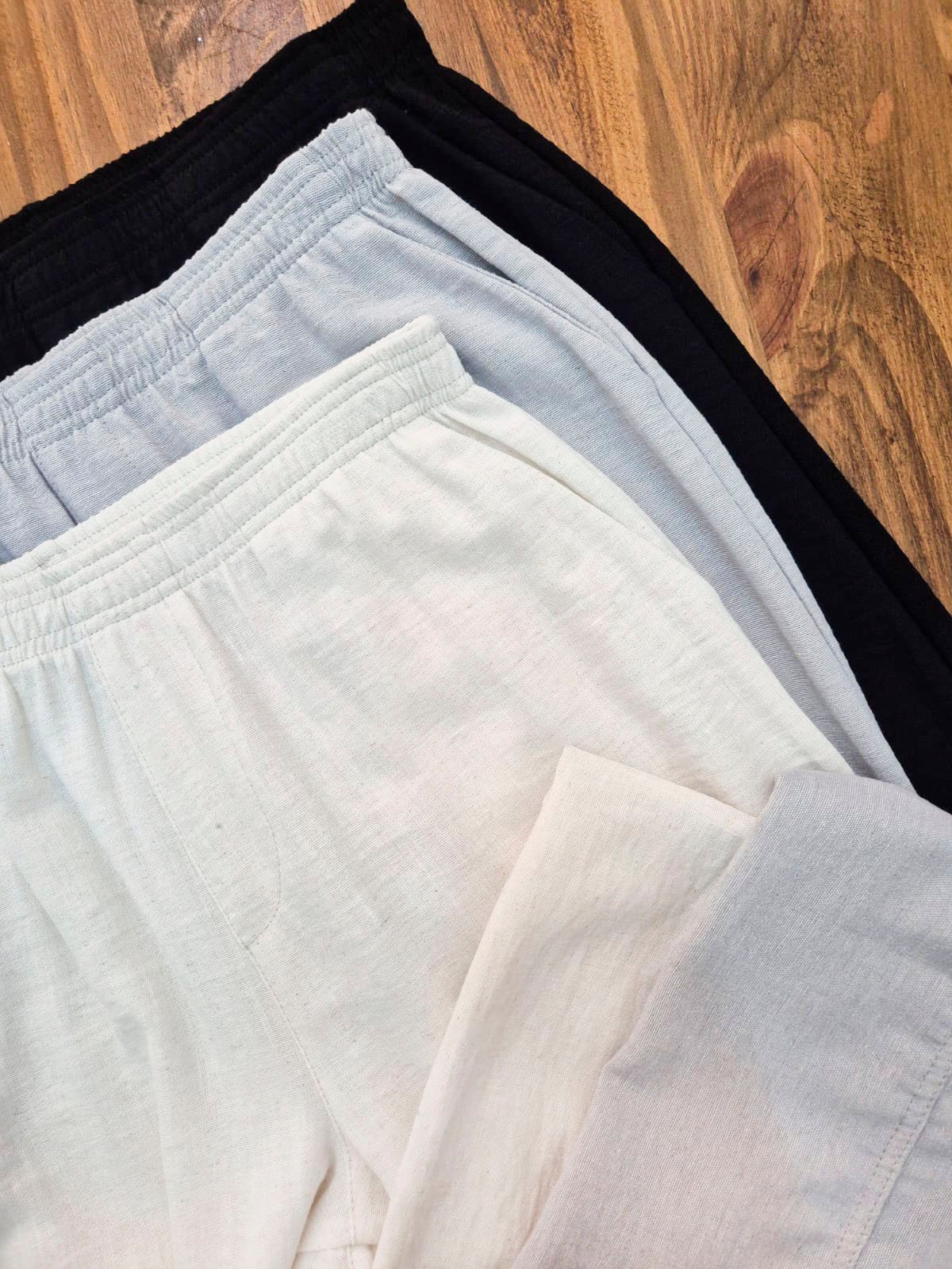 Pantalón de tiro alto en negro, celeste y blanco acanalado