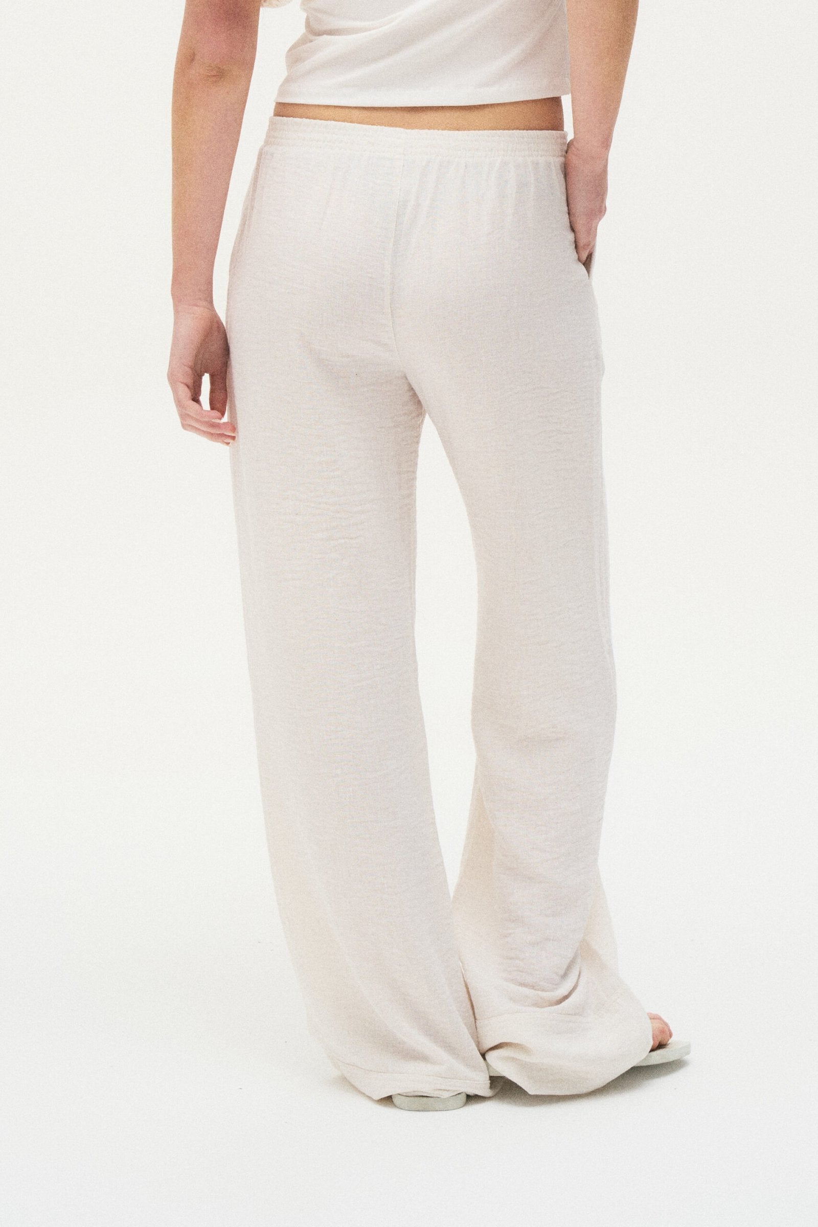 Pantalón beige de tiro bajo y pierna recta ancha