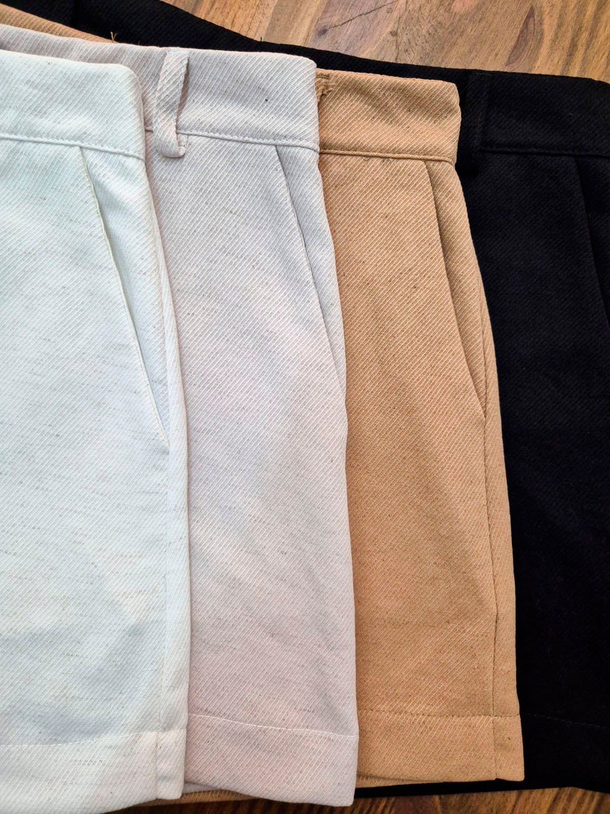 Pantalón corto acanalado blanco, rosa y camel con cintura alta