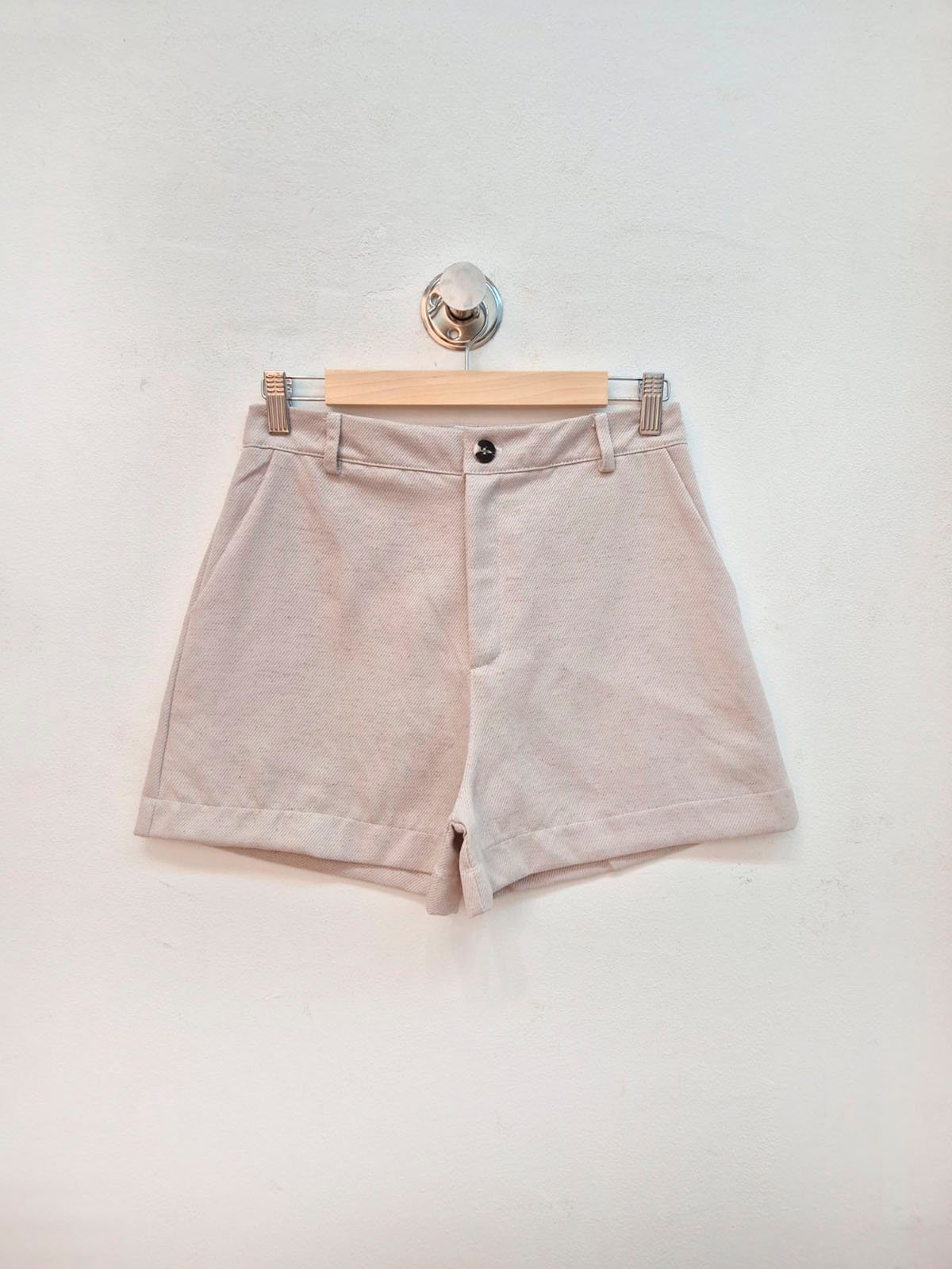Short beige claro de tiro alto con dobladillo y cierre frontal