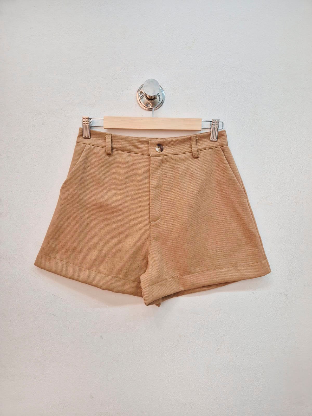 Short beige de algodón con tiro alto y pretina clásica