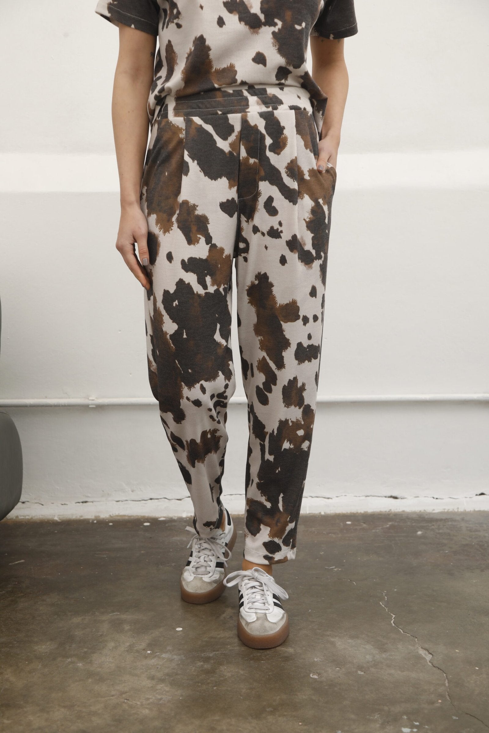 Pantalón de tiro alto con estampado de manchas en tonos marrones y blancos