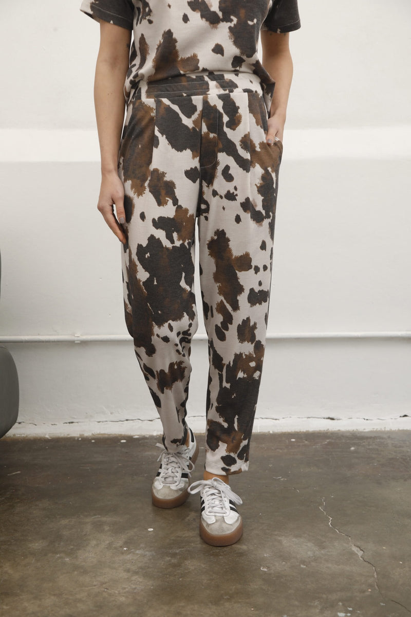 Pantalón de tiro alto con estampado de manchas en tonos marrones y blancos