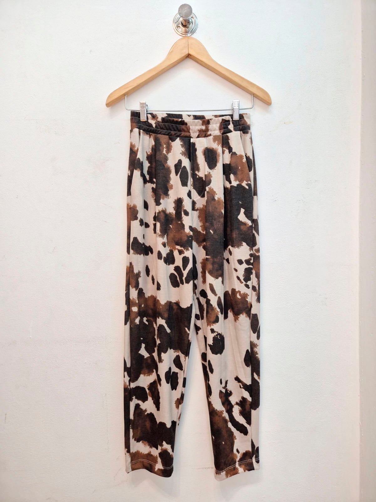 Pantalón estampado animal print marrón, negro y crema con tiro alto