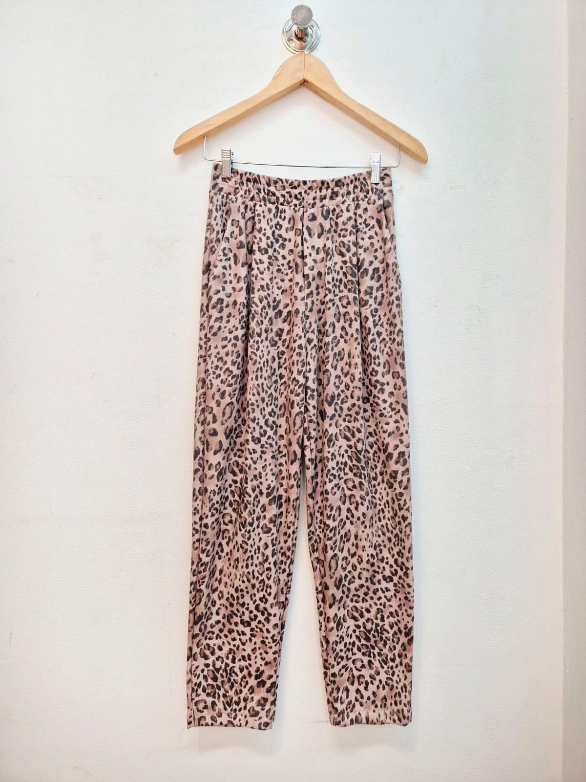 Pantalón beige estampado leopardo con cintura elástica y pierna recta