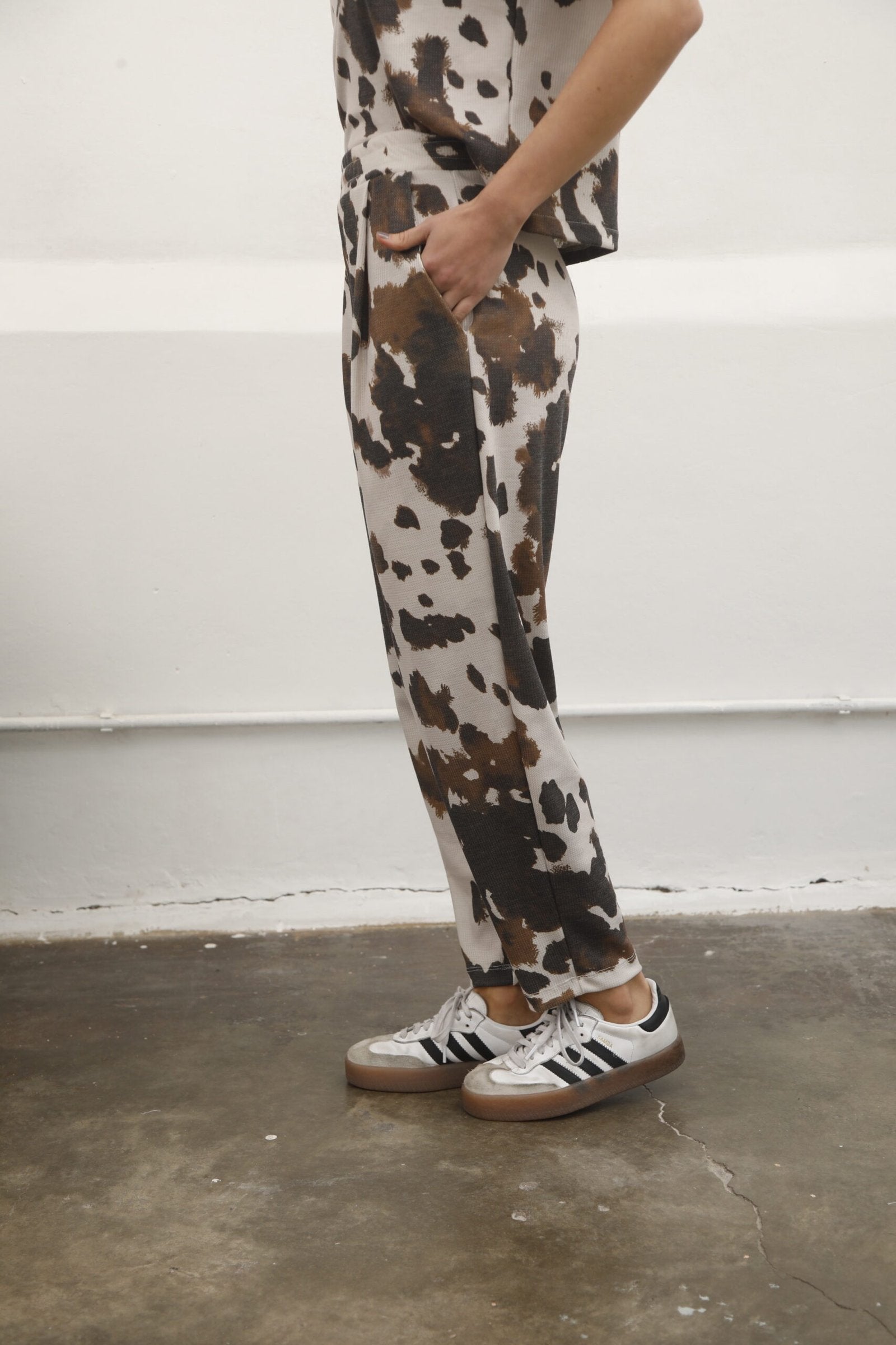 Pantalón de tiro alto con estampado animal print marrón y crema