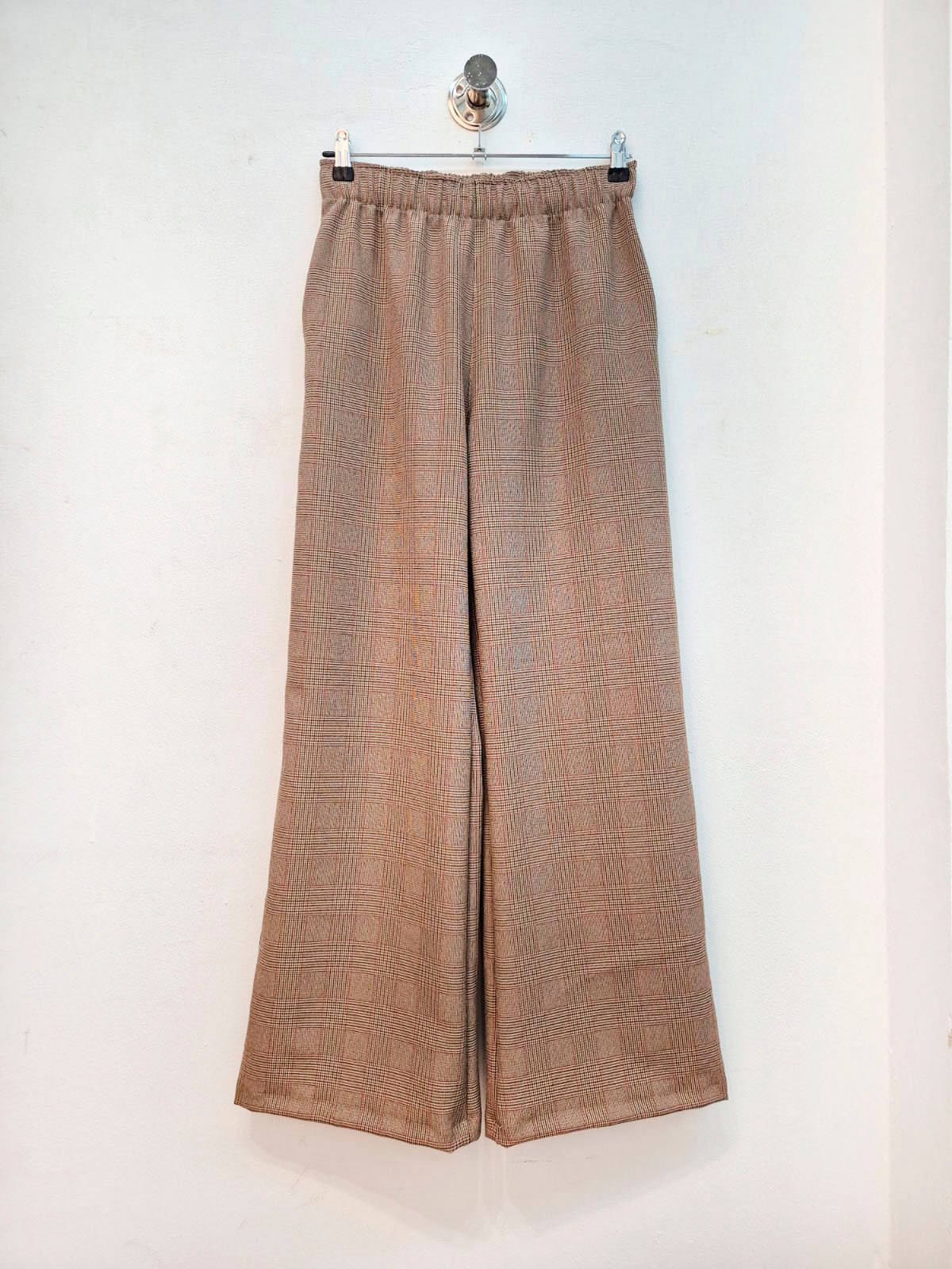 Pantalón ancho beige con patrón de cuadros y cintura elástica