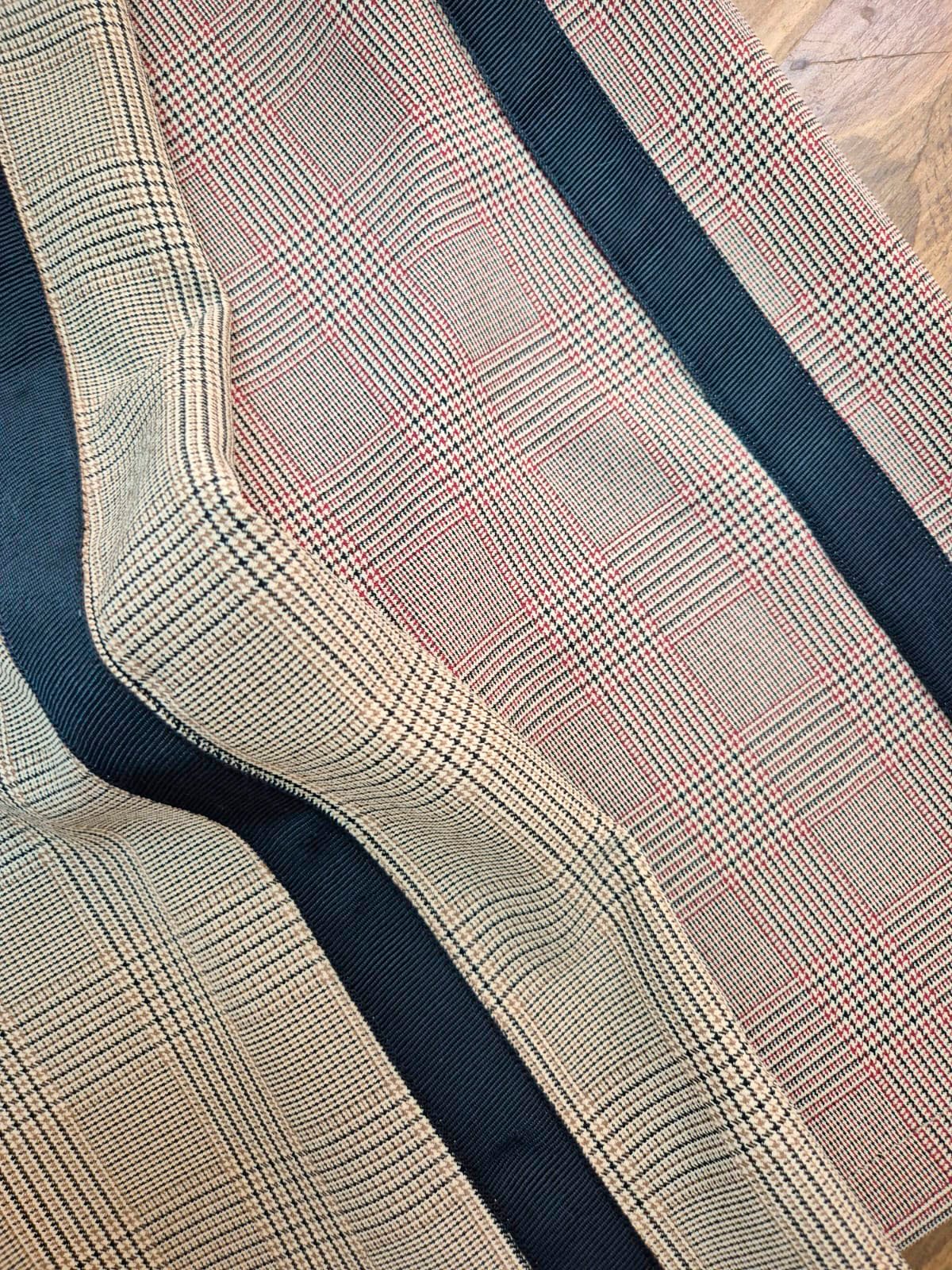 Pantalón de tela estructurada con patrón de cuadros en tonos neutros y rosa