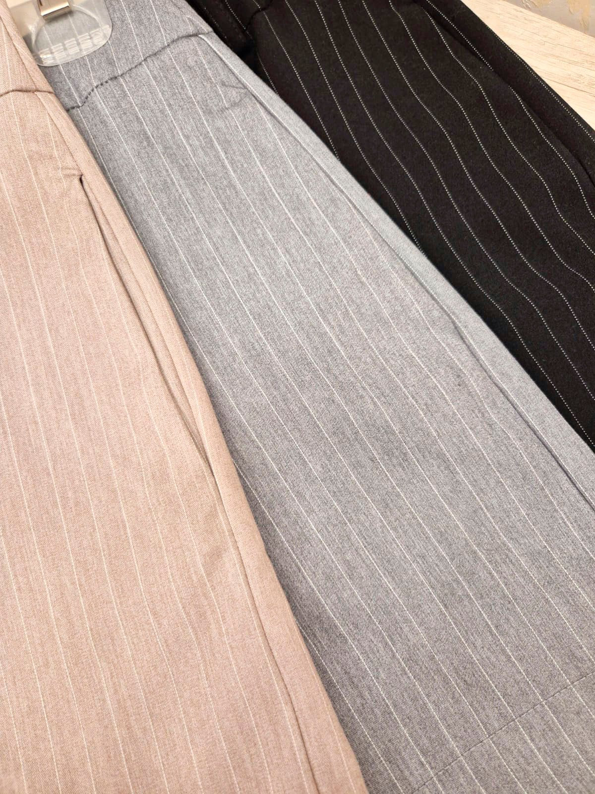 Short Maldiva a rayas verticales en gris, negro y rosa