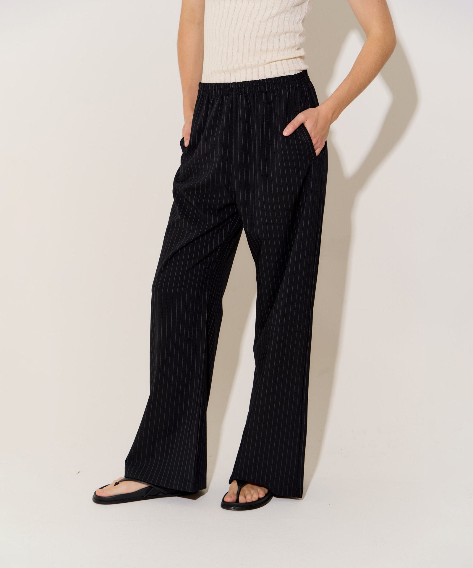 Pantalón negro de rayado fino con cintura elástica y pierna ancha