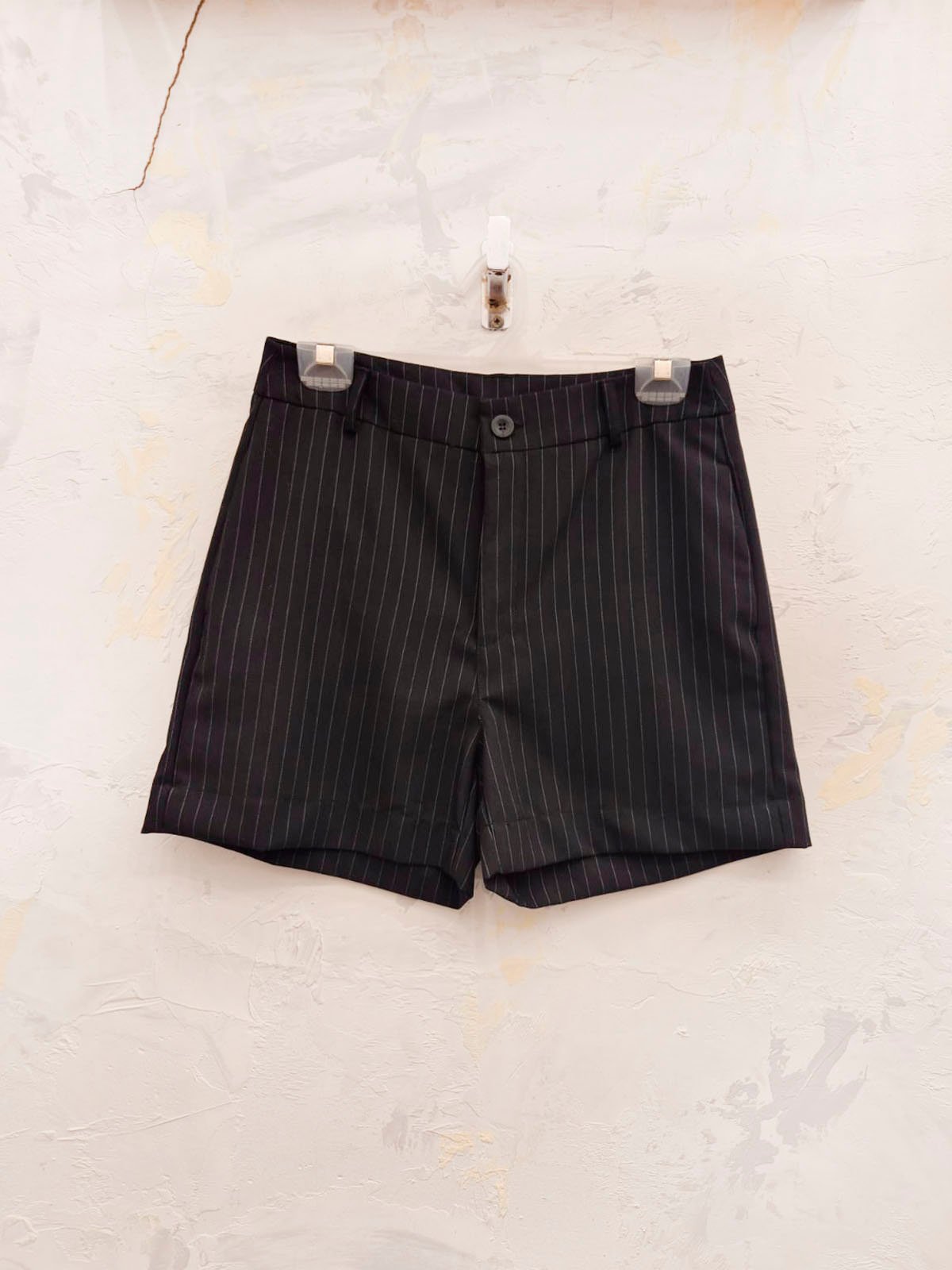 Short negro a rayas con cintura alta y largo corto