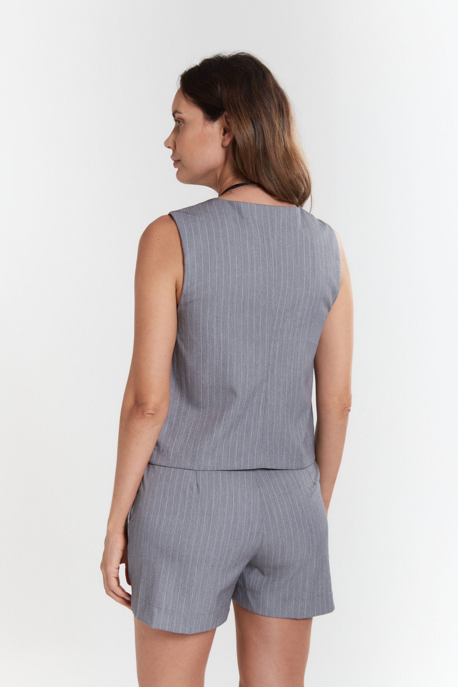 Remera gris sin mangas con rayas verticales y cuello redondo