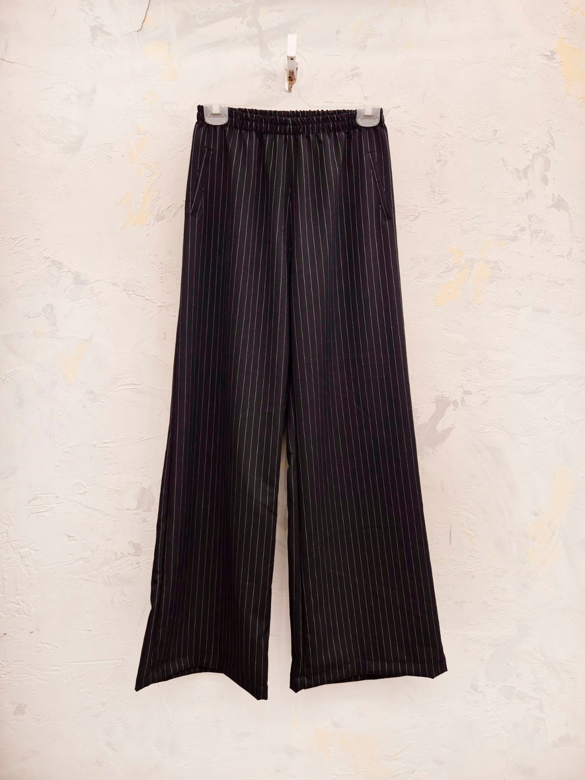 Pantalón negro a rayas con cintura elástica y pierna ancha