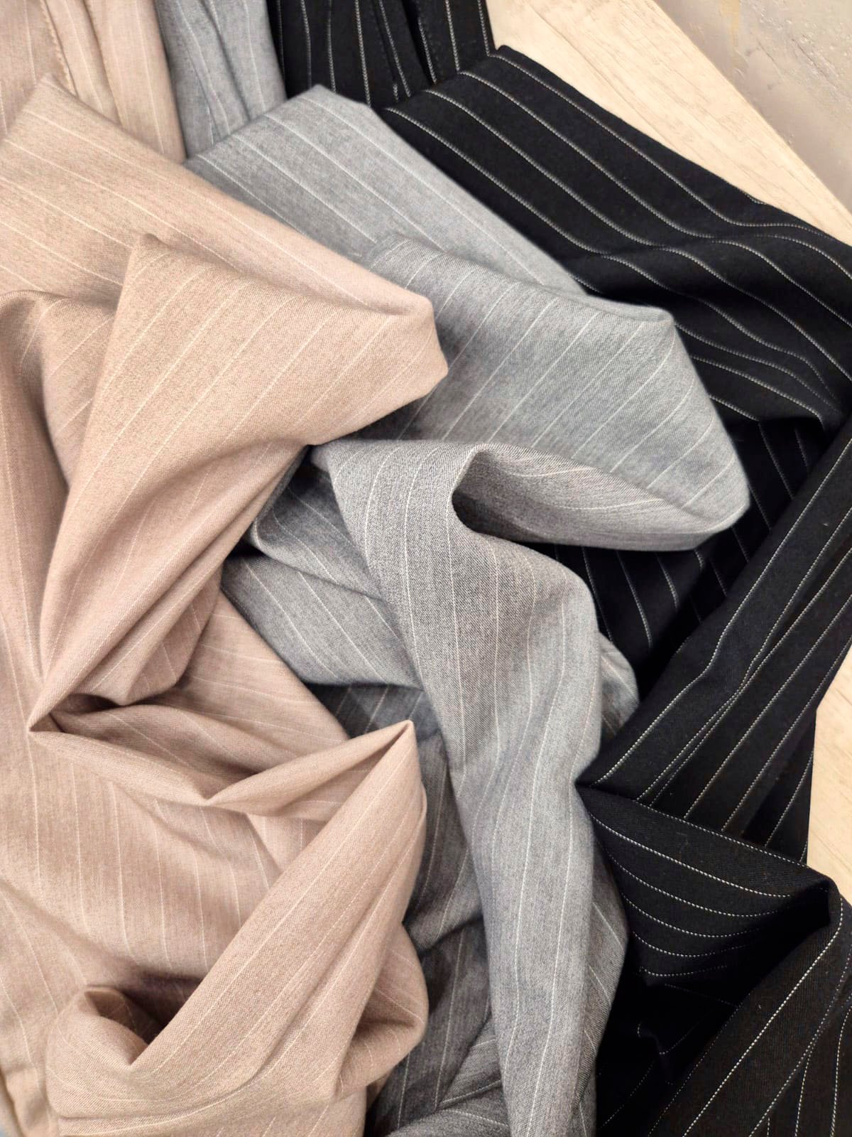 Pantalón sastre a rayas en beige, gris y negro