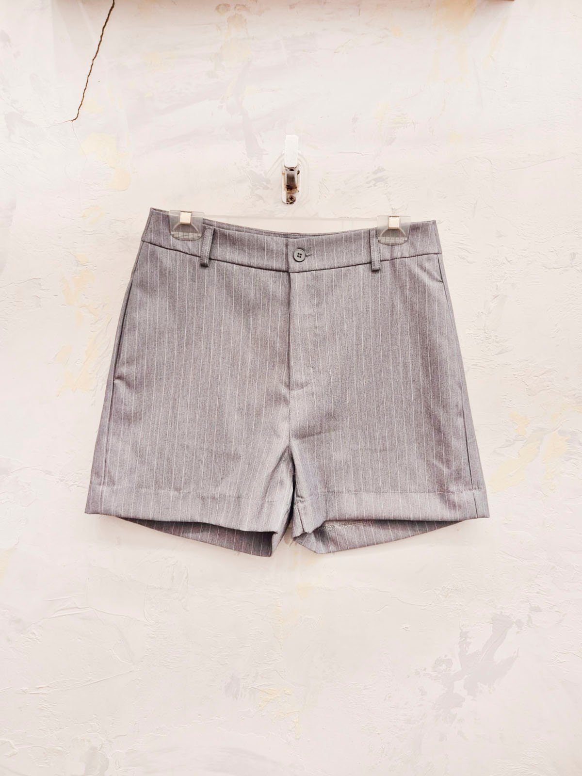 Short gris con rayado fino, tiro alto y cierre frontal