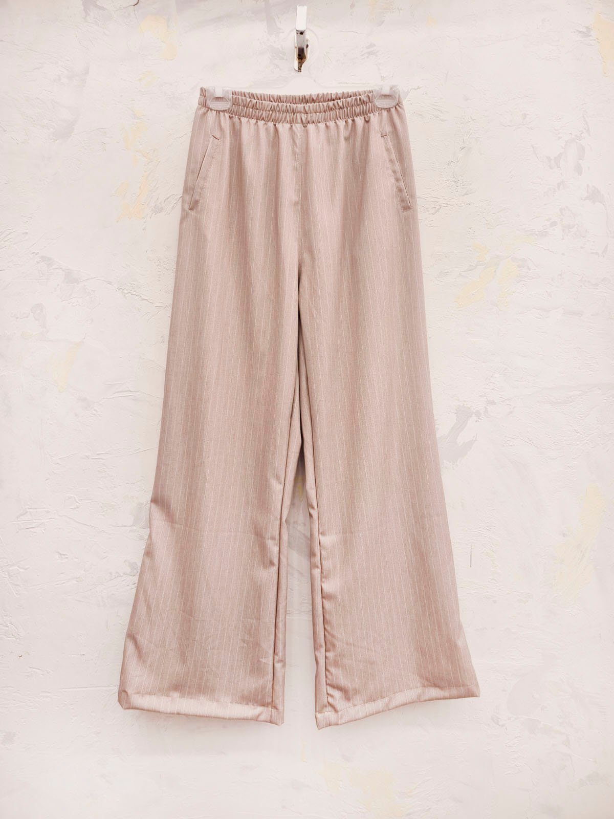 Pantalón ancho beige con cintura elástica y bolsillos laterales