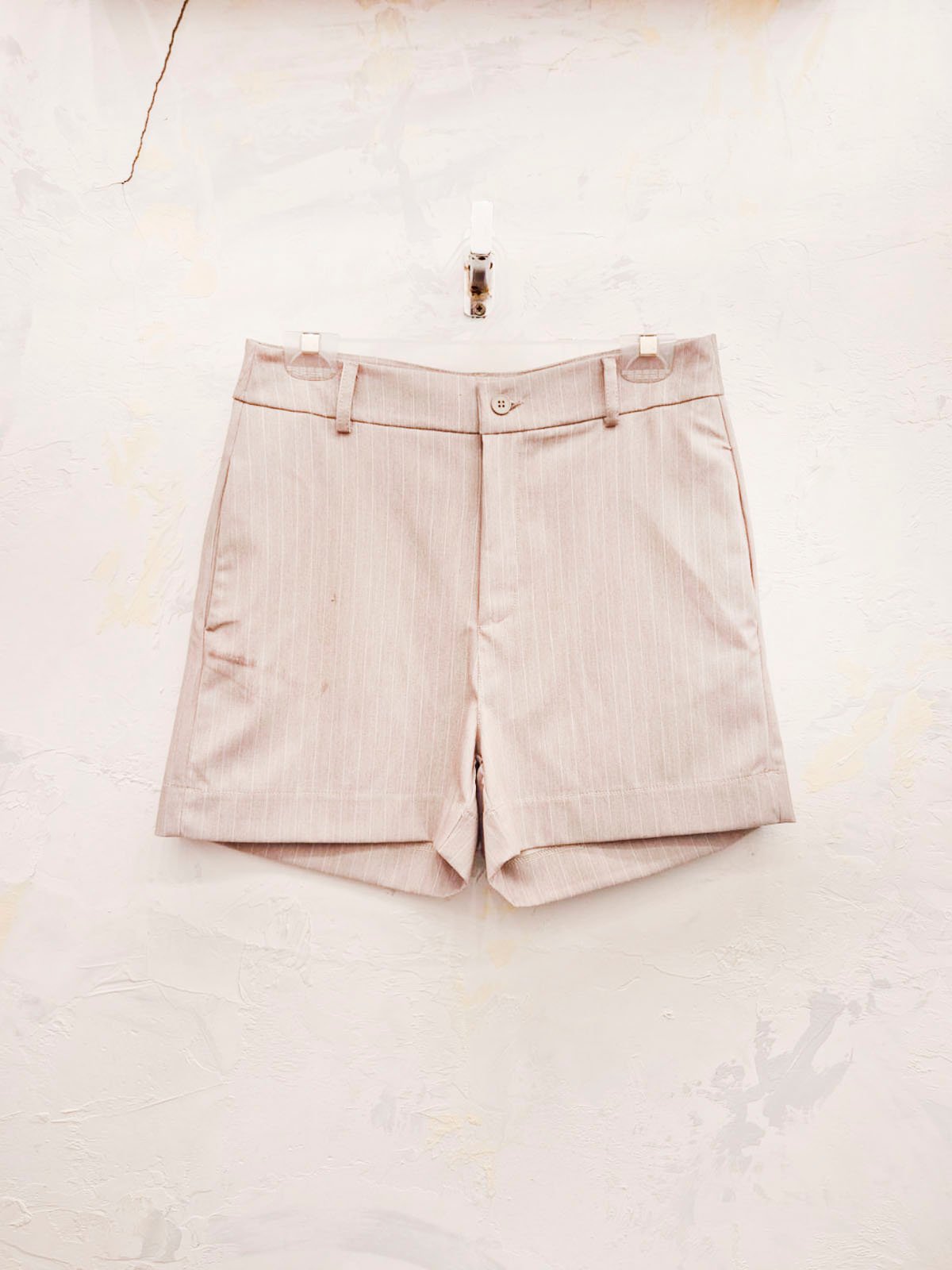 Short rosa palo con rayas verticales y tiro alto