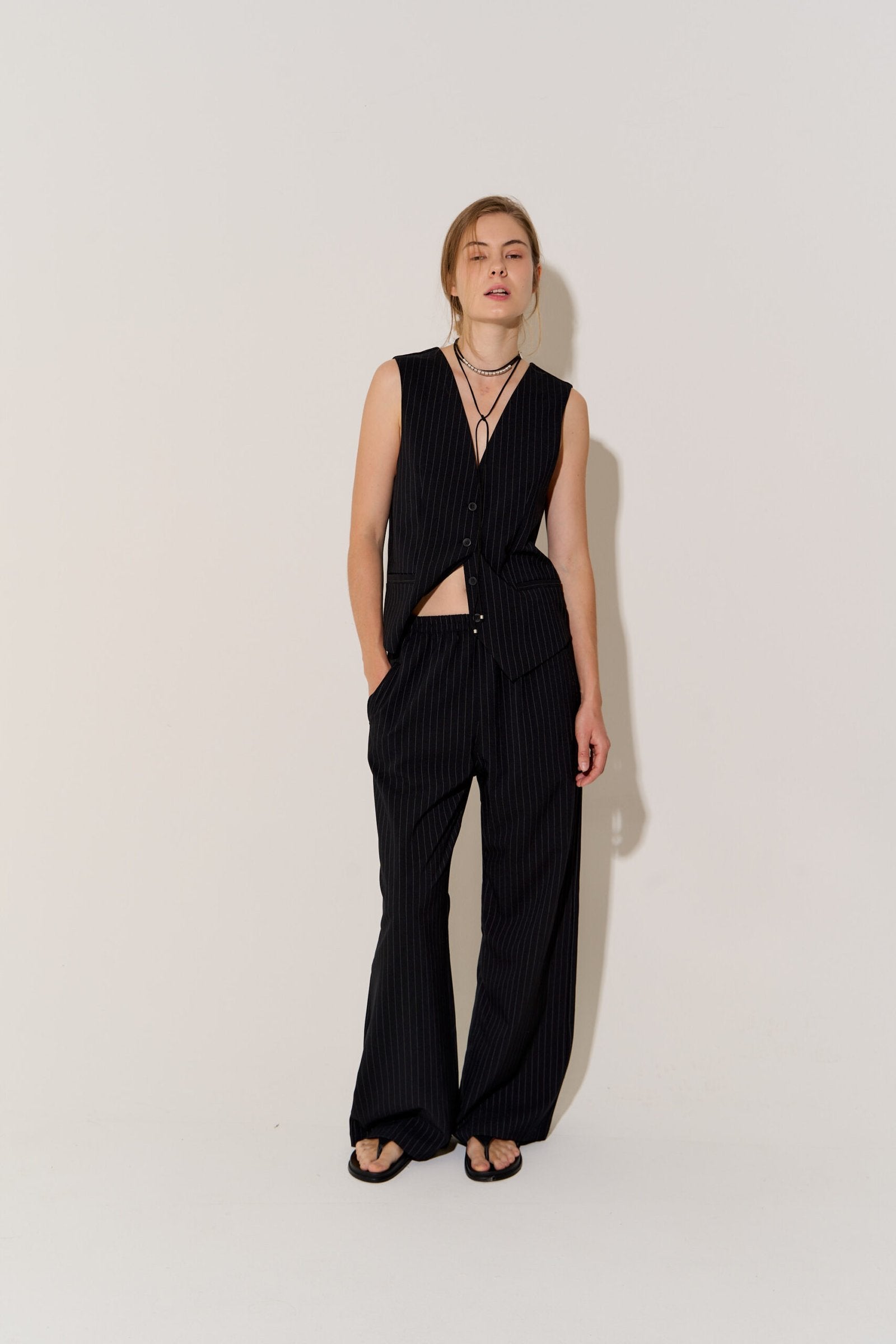 Pantalón negro de lino con rayas blancas y corte wide leg