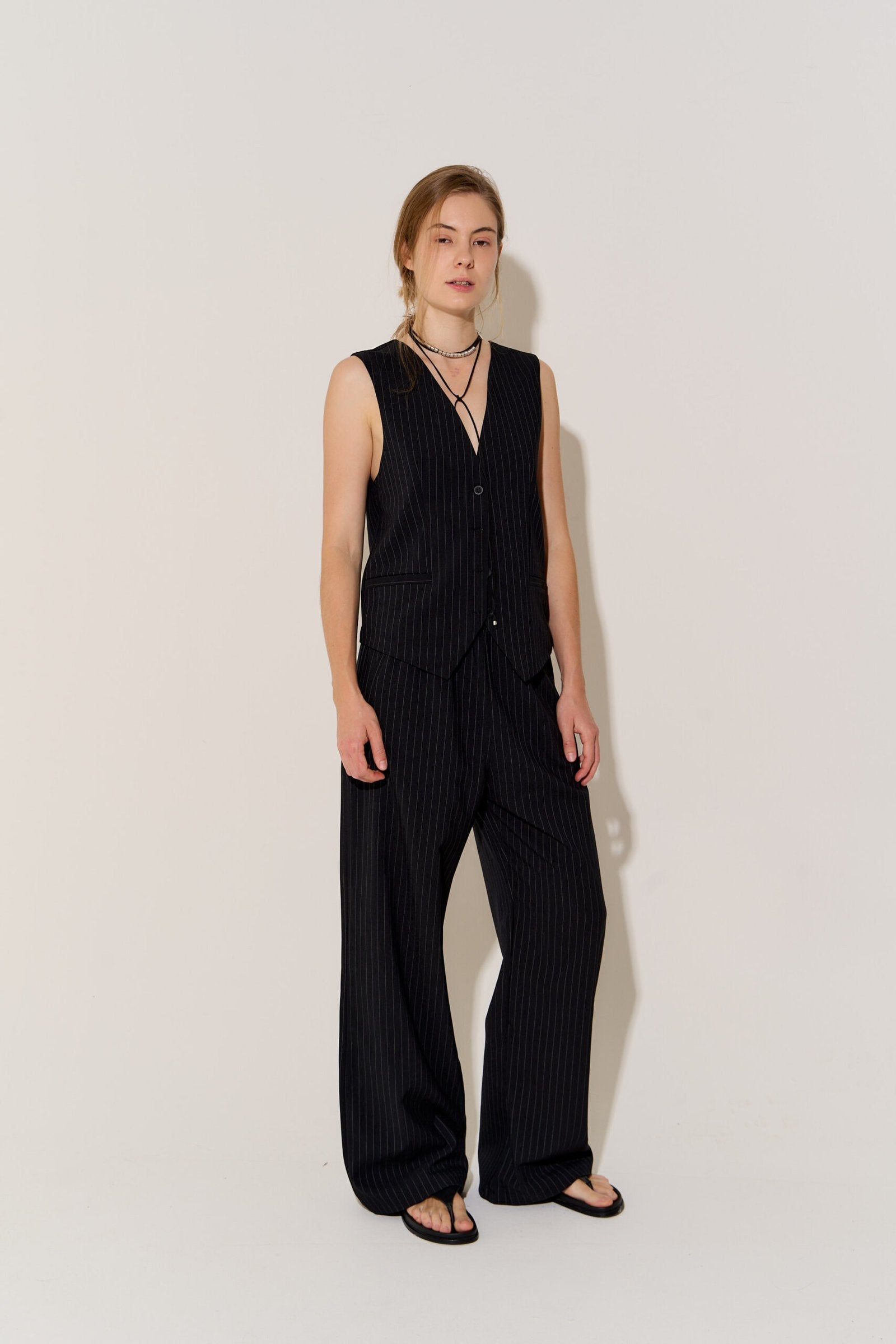 Pantalón negro con rayas verticales blancas y tiro alto