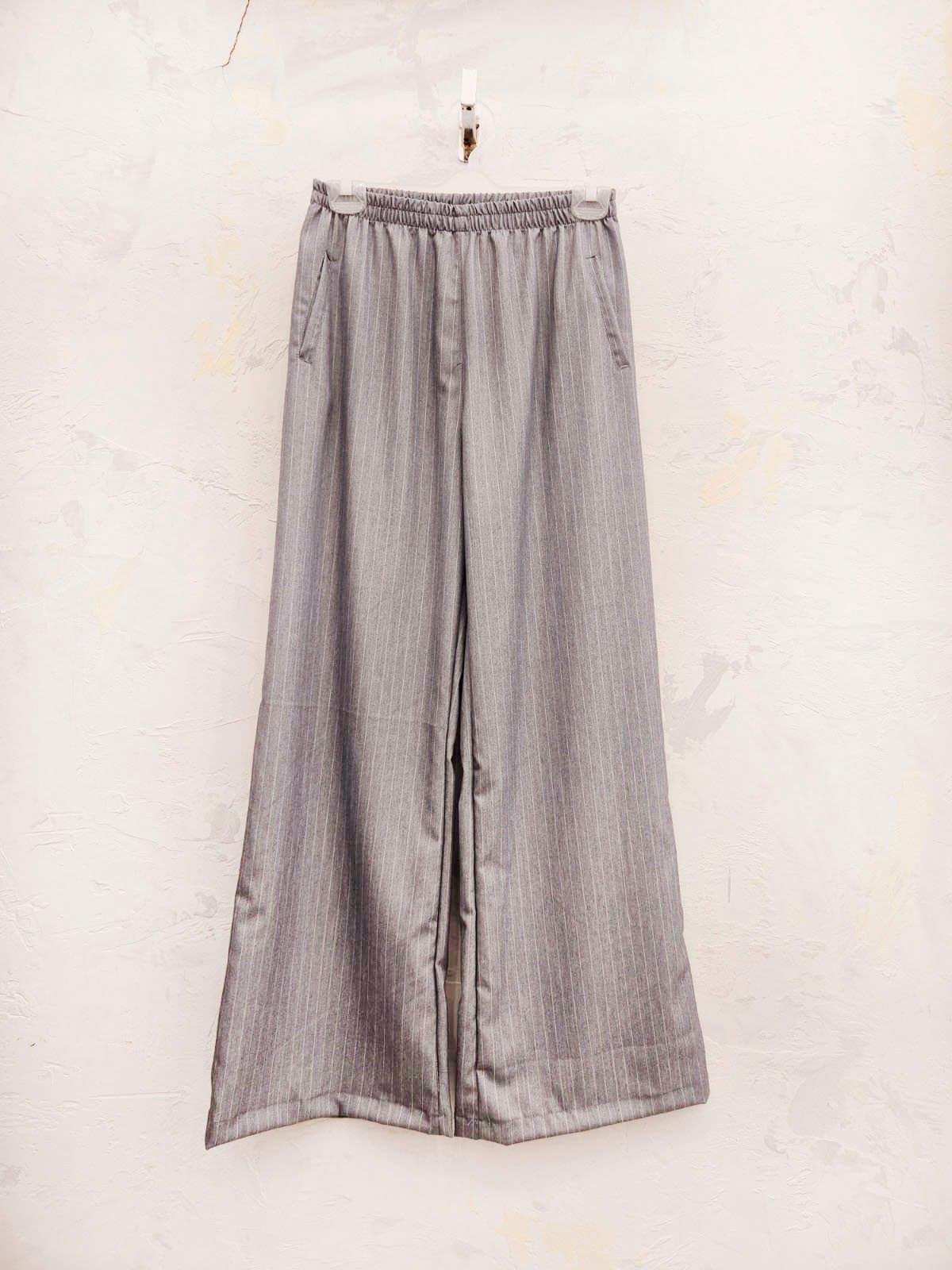 Pantalón Maldiva gris con rayas verticales y cintura elástica
