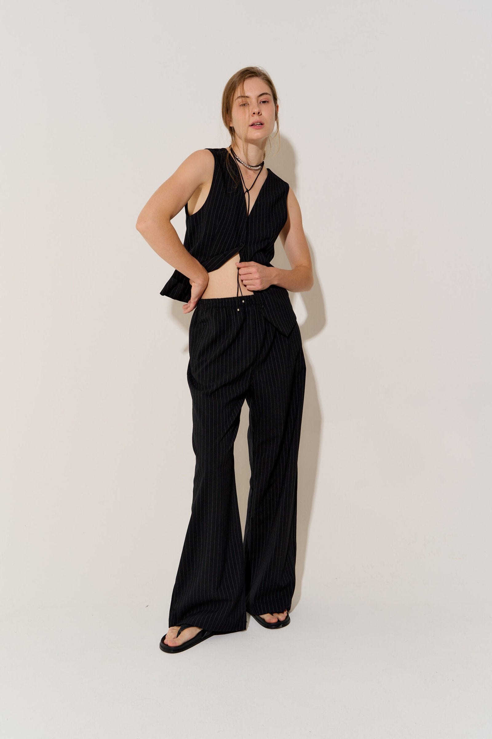 Pantalón negro con rayas verticales y tiro alto