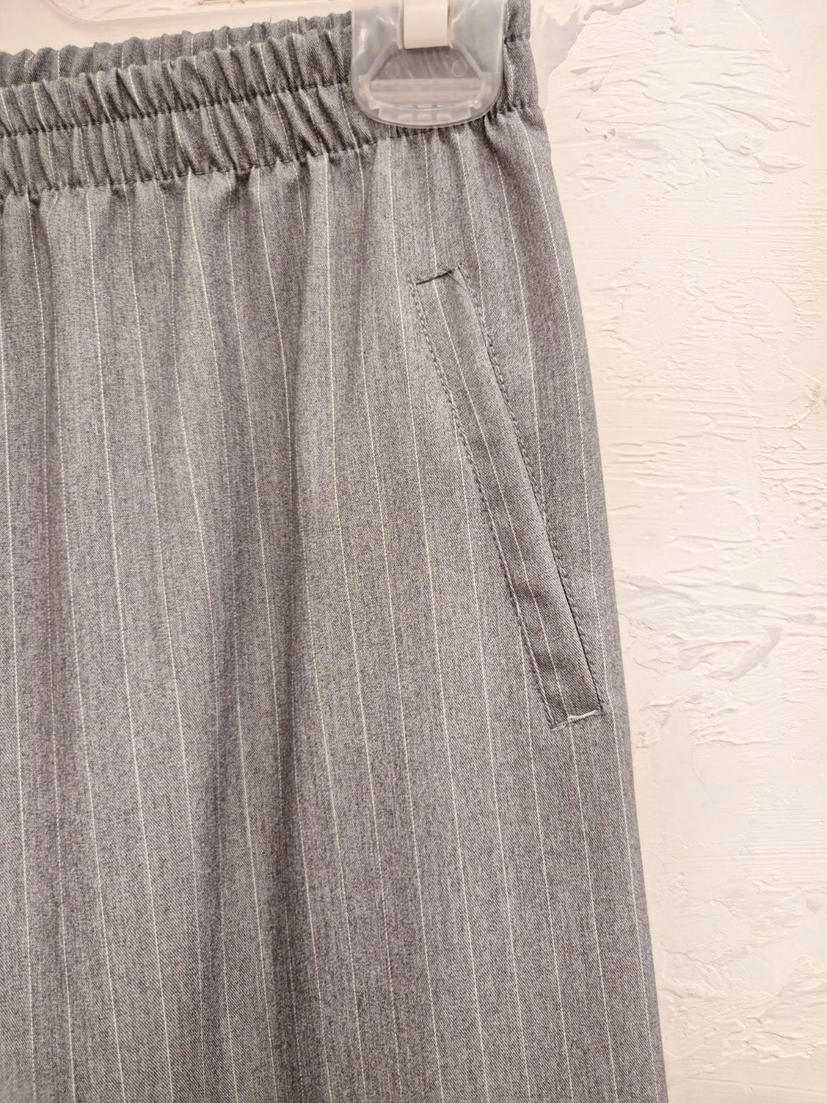 Pantalón gris con rayas verticales y cintura elástica