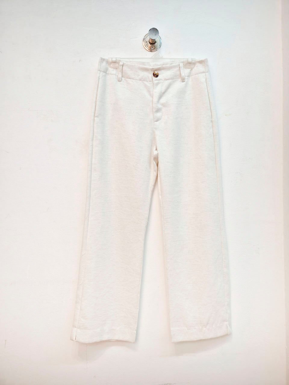 Pantalón blanco de tiro alto y pierna recta